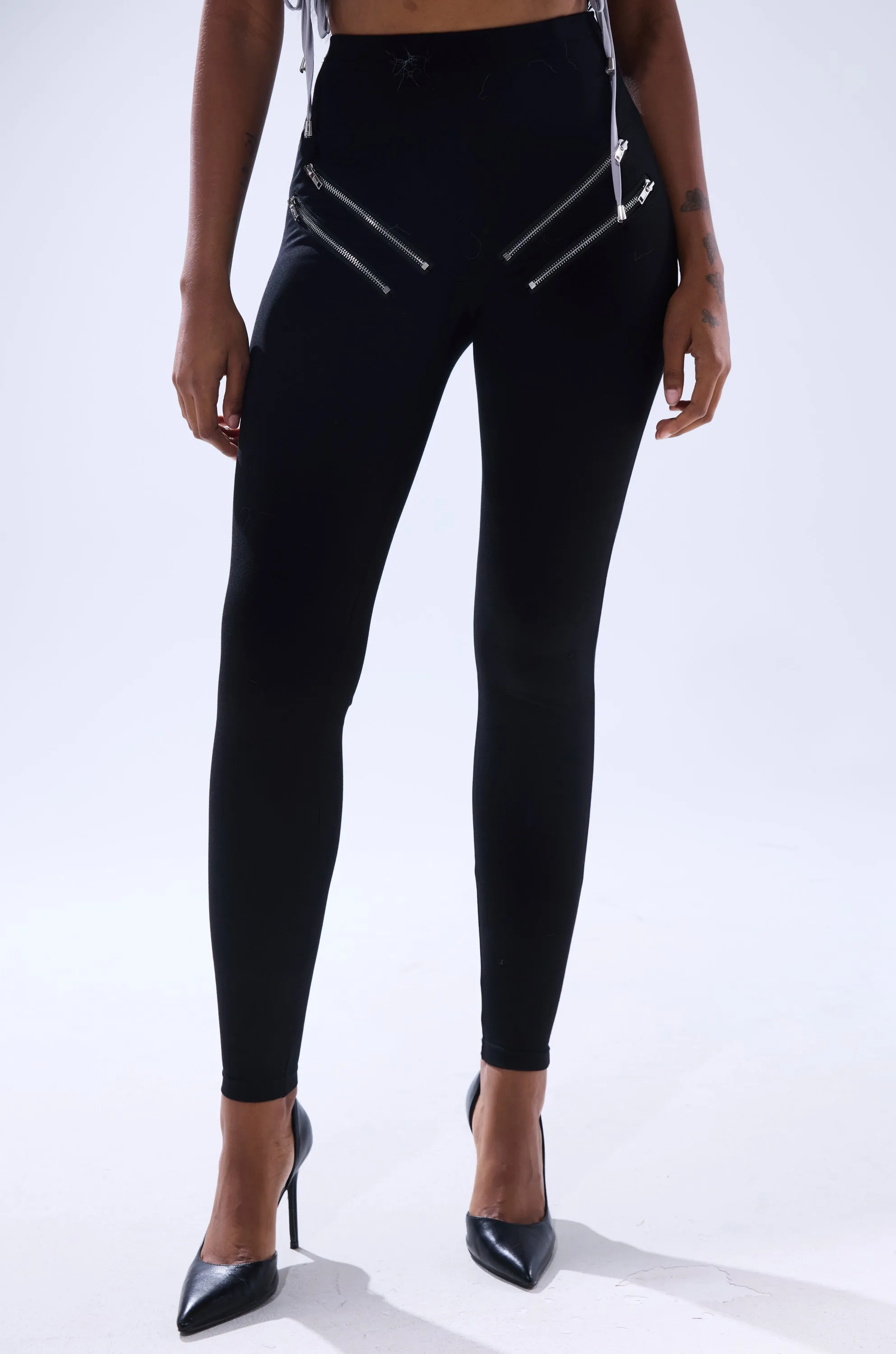ZIP ME UP SEAMLESS LEGGING sold by AKIRA product image thumbnail 2