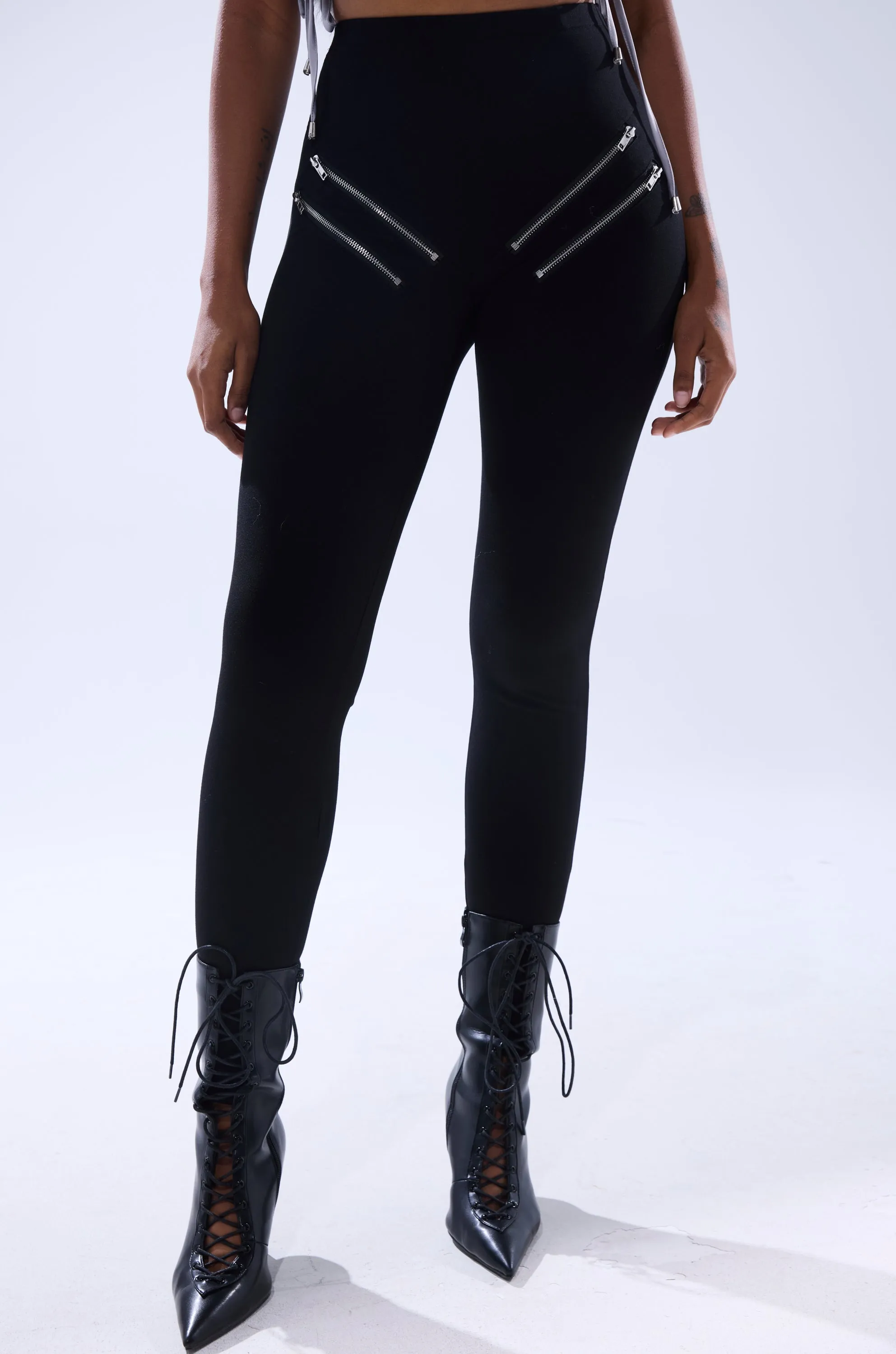 ZIP ME UP SEAMLESS LEGGING sold by AKIRA product image thumbnail 3
