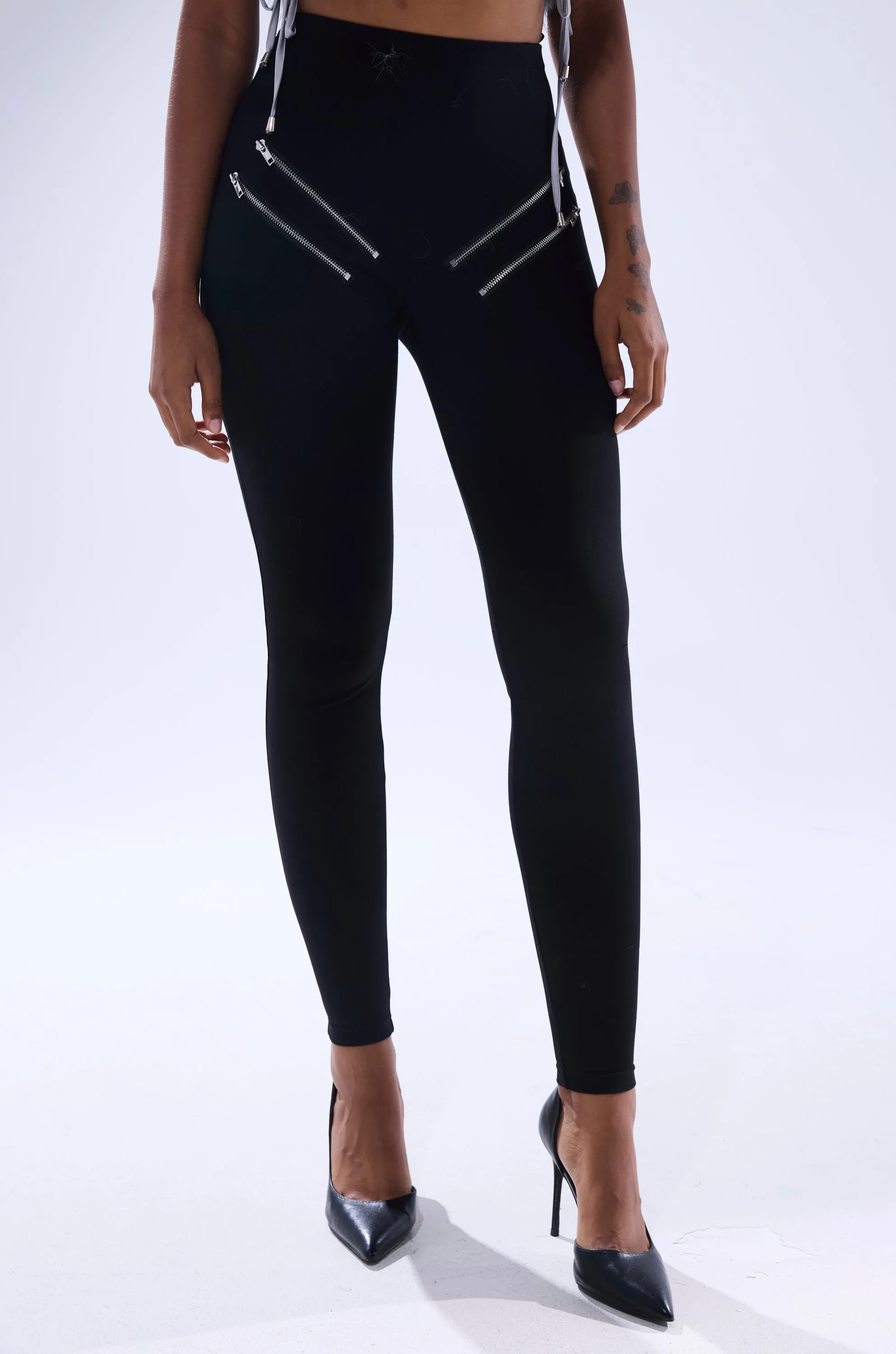 ZIP ME UP SEAMLESS LEGGING sold by AKIRA product image thumbnail 4