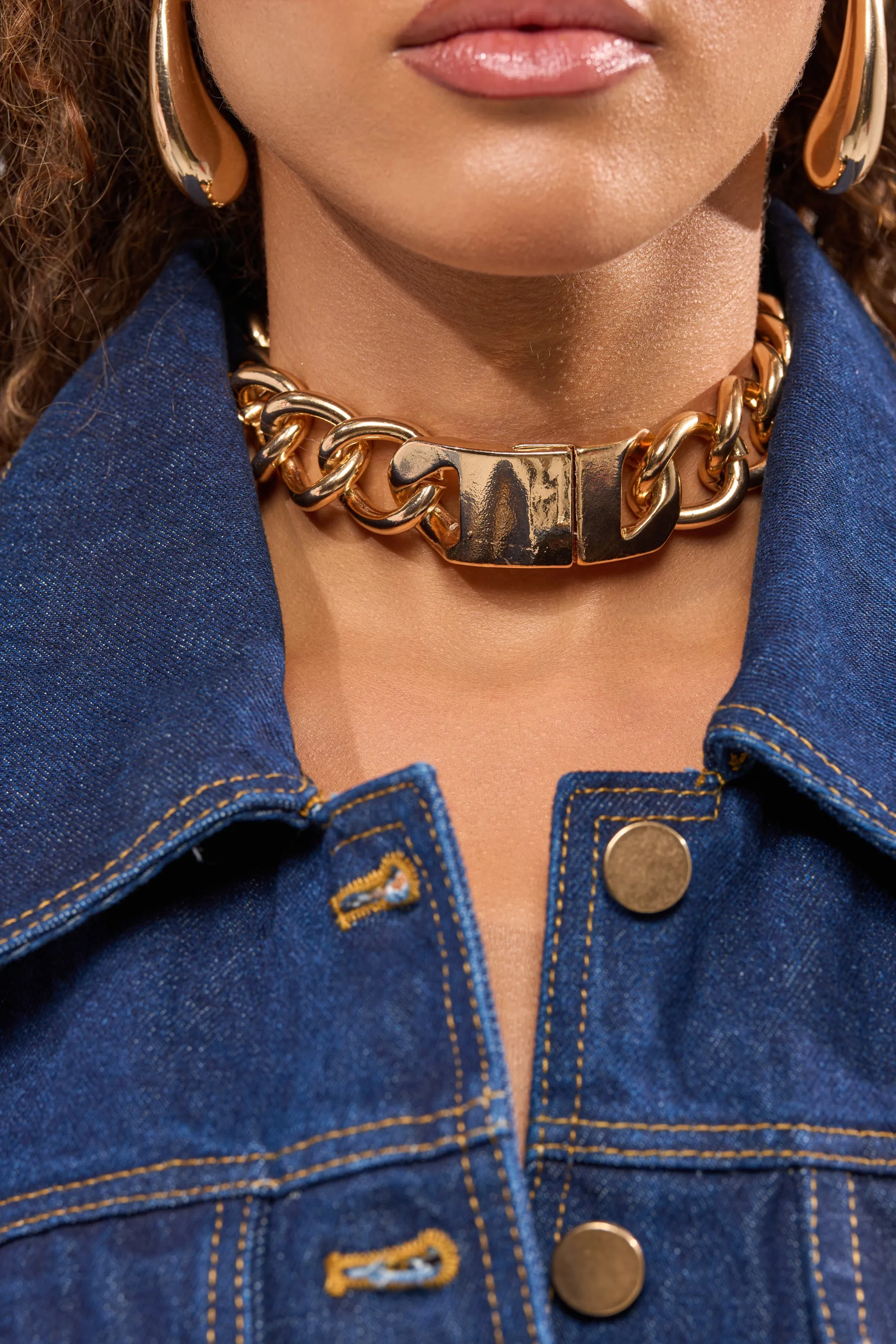 ITS HEAVY NECKLACE IN GOLD sold by AKIRA product image thumbnail 2
