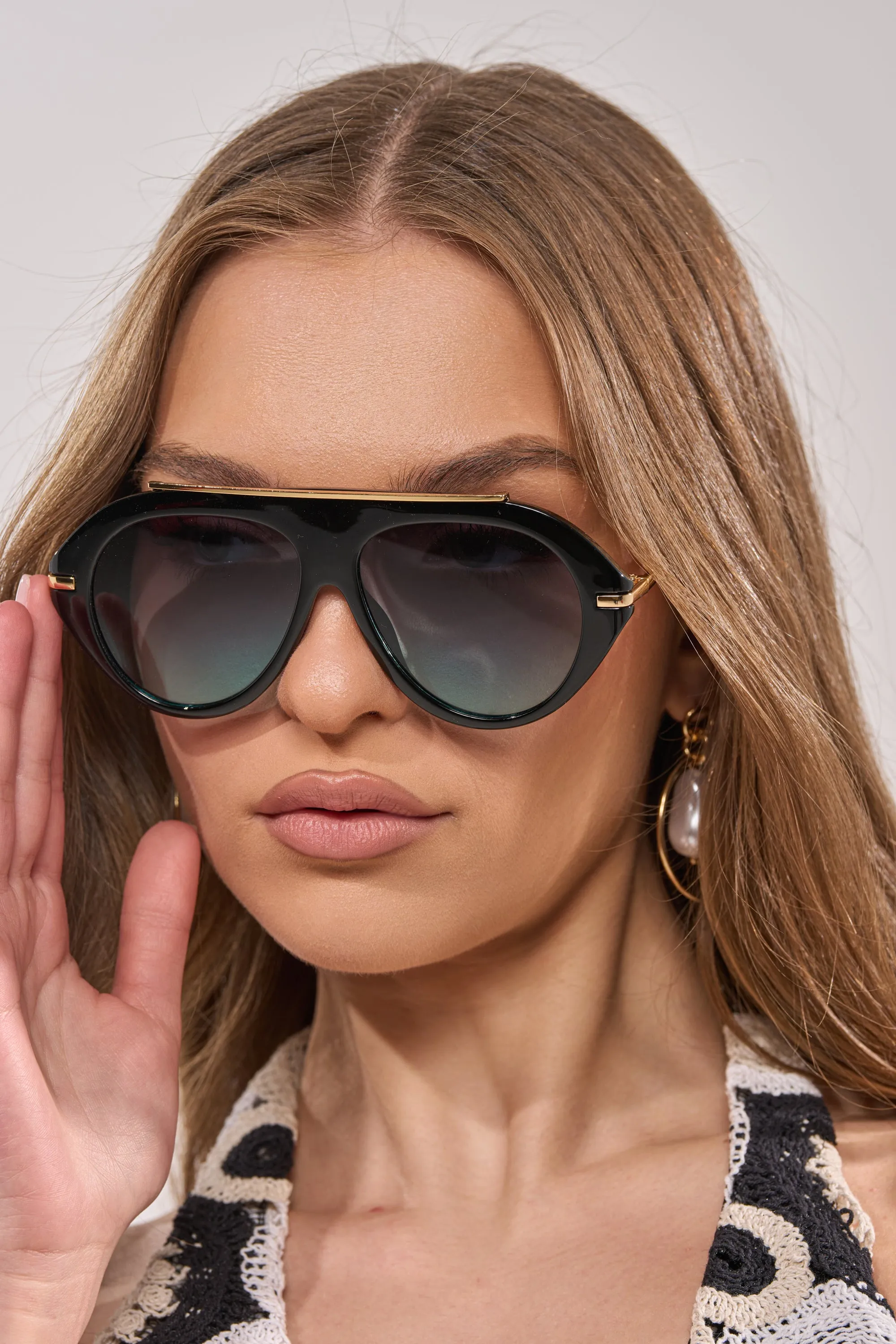 LUXE AIR SUNGLASSES IN BLACK BLUE sold by AKIRA product image thumbnail 3