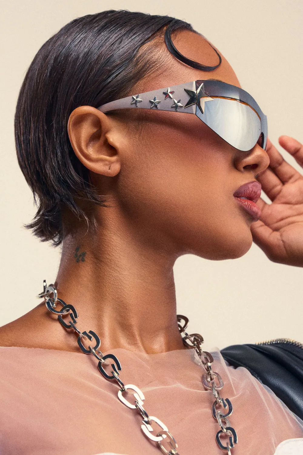 HOTTIE ALERT SUNGLASSES sold by AKIRA product image thumbnail 2