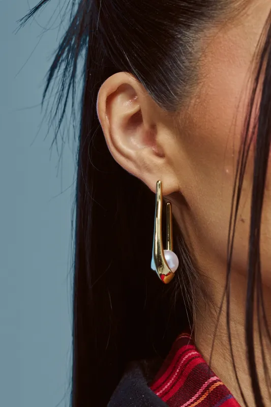 HOLD MY PEARLS DANGLE EARRING IN GOLD made by AKIRA