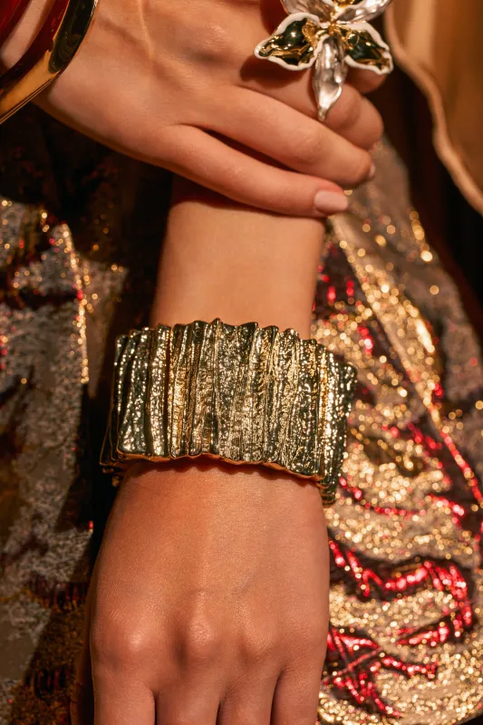 STONE COLD BANGLE IN GOLD made by AKIRA