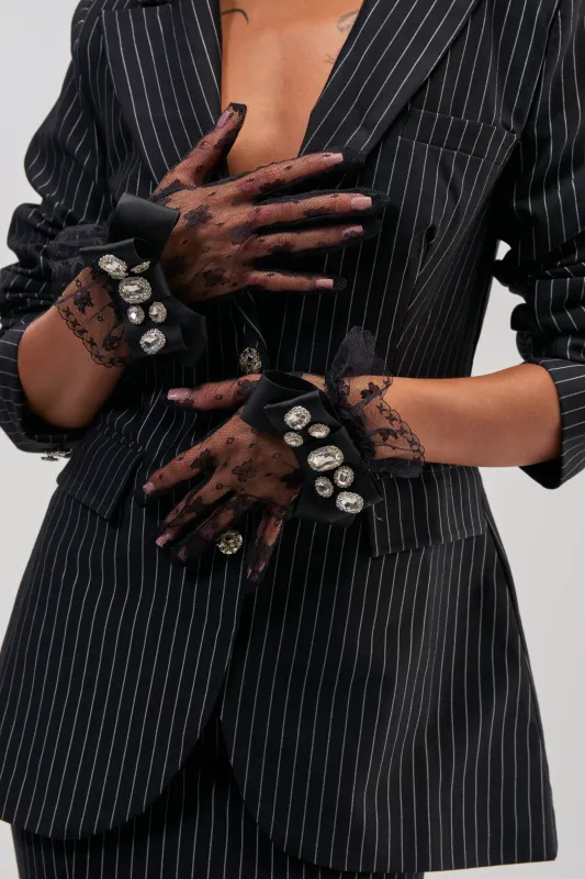 VERY DEMURE LACE GLOVES made by AKIRA
