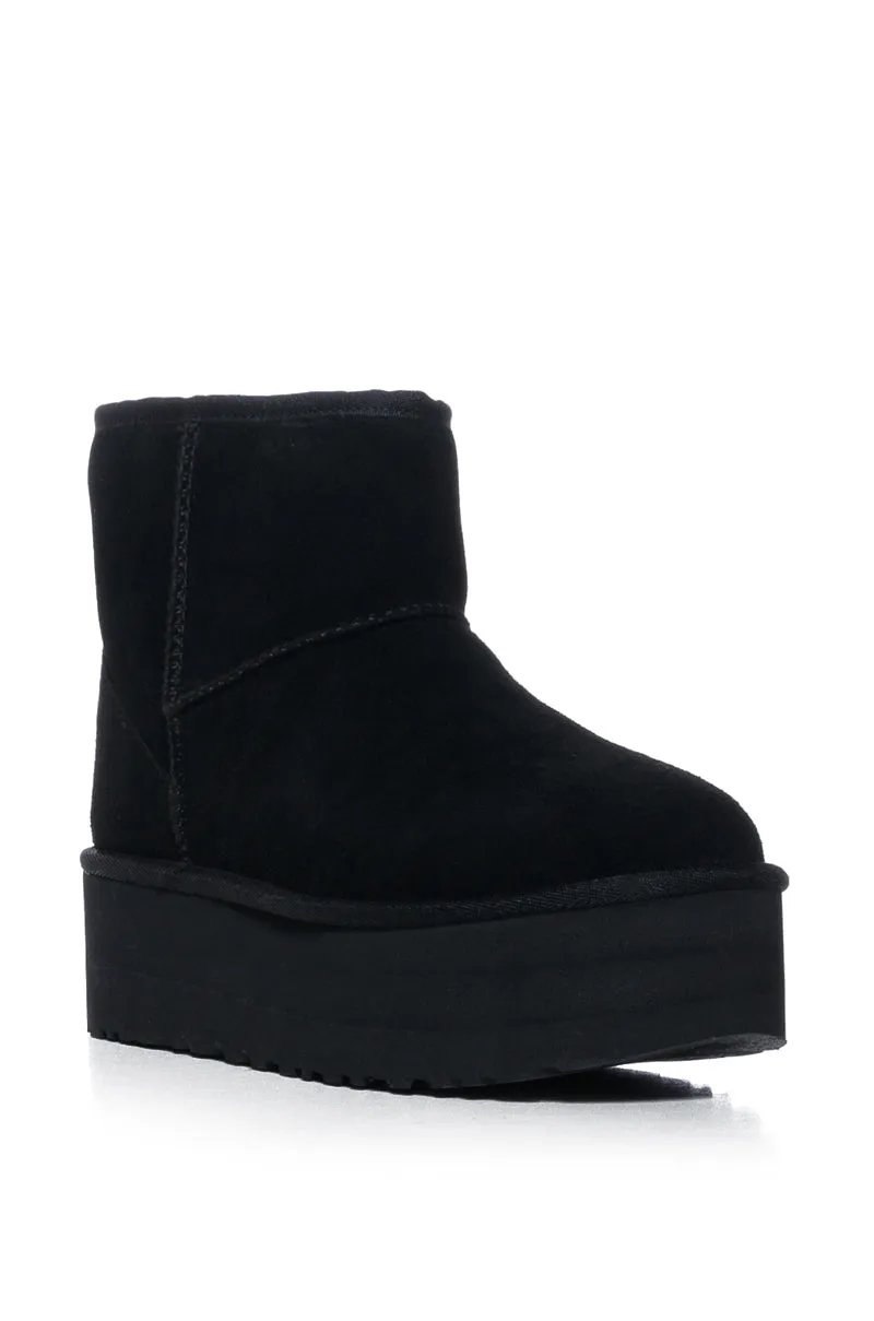 UGG W CLASSIC MINI PLATFORM BLACK sold by AKIRA product image thumbnail 3