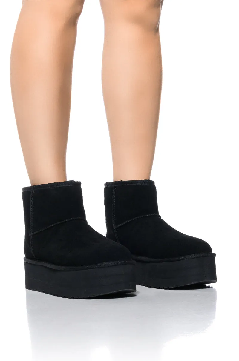 UGG W CLASSIC MINI PLATFORM BLACK sold by AKIRA