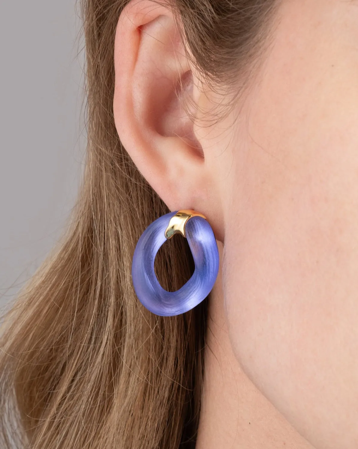 Lucite Molten Curb Link Post Earring- Electric Violet sold by Alexis Bittar product image thumbnail 2