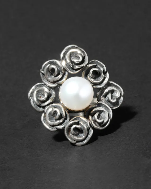 Vintage 1970s Sterling Silver Rosette Framed Cultured Pearl Ring made by Alexis Bittar