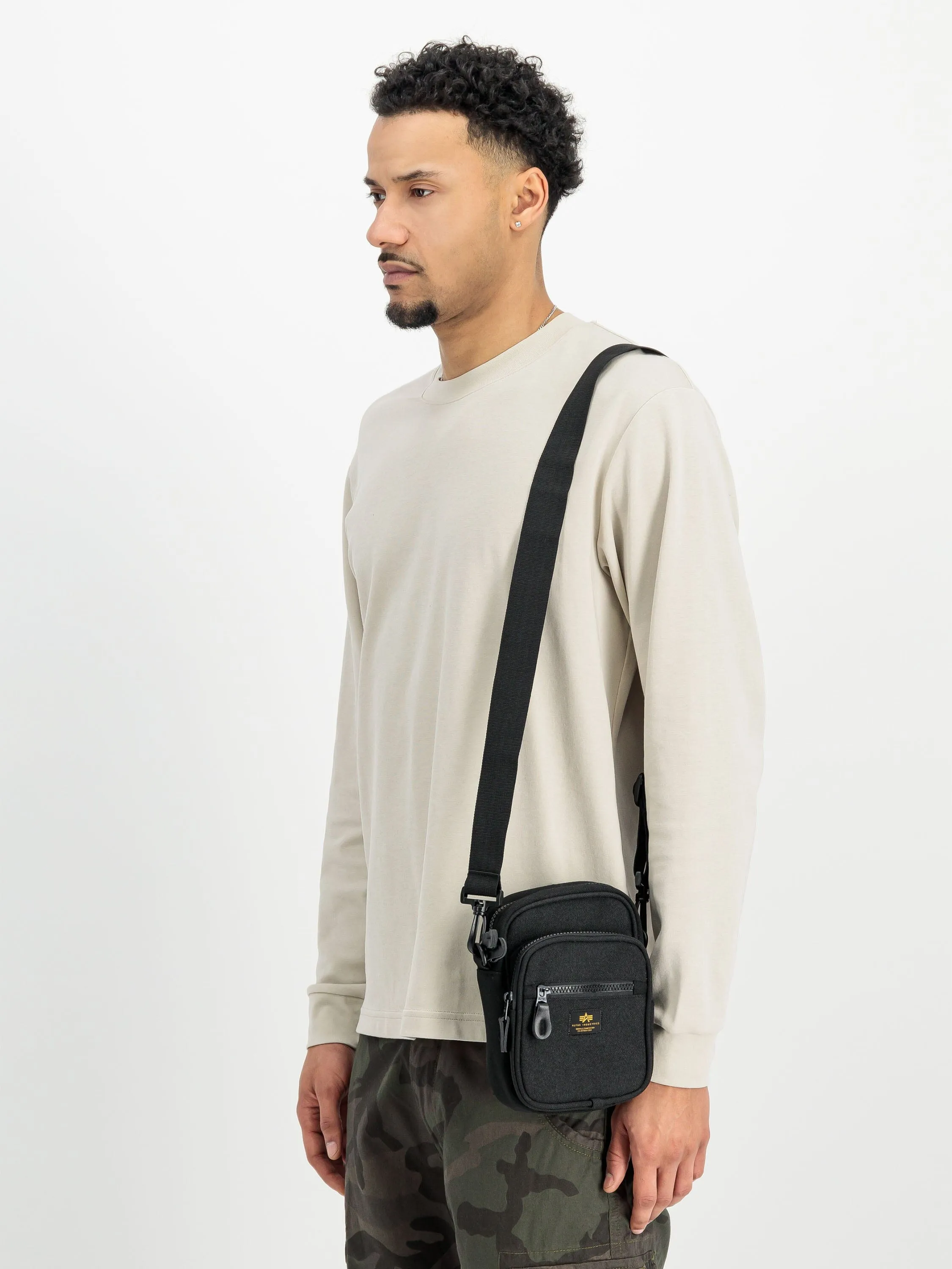 SMALL LABEL MESSENGER BAG sold by Alpha Industries product image thumbnail 2