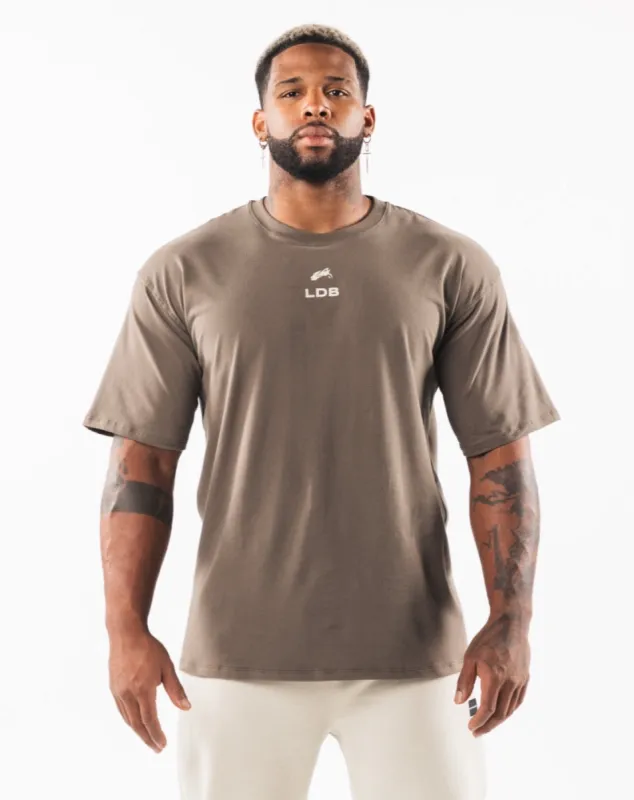 Brushed Crest Tee - Desert Taupe / Sea Shell made by Alphalete