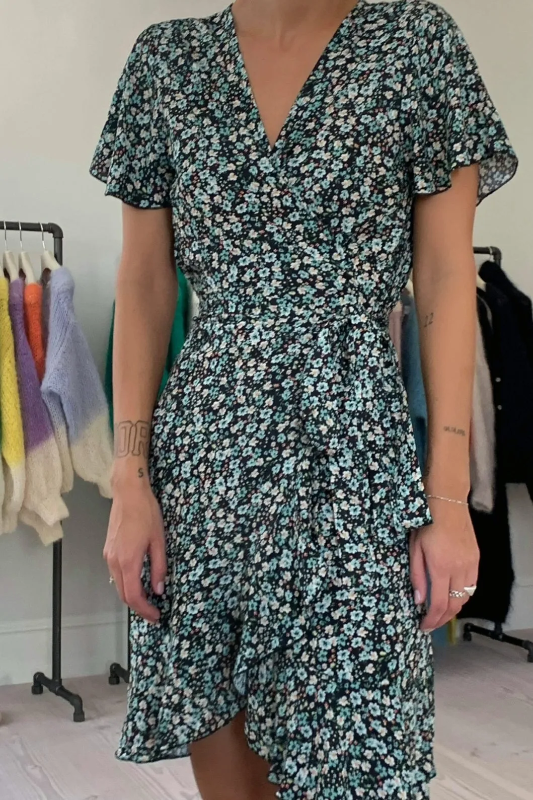 Milly Wrap Dress Short Black / Blue Flower sold by Americandreams product image thumbnail 2