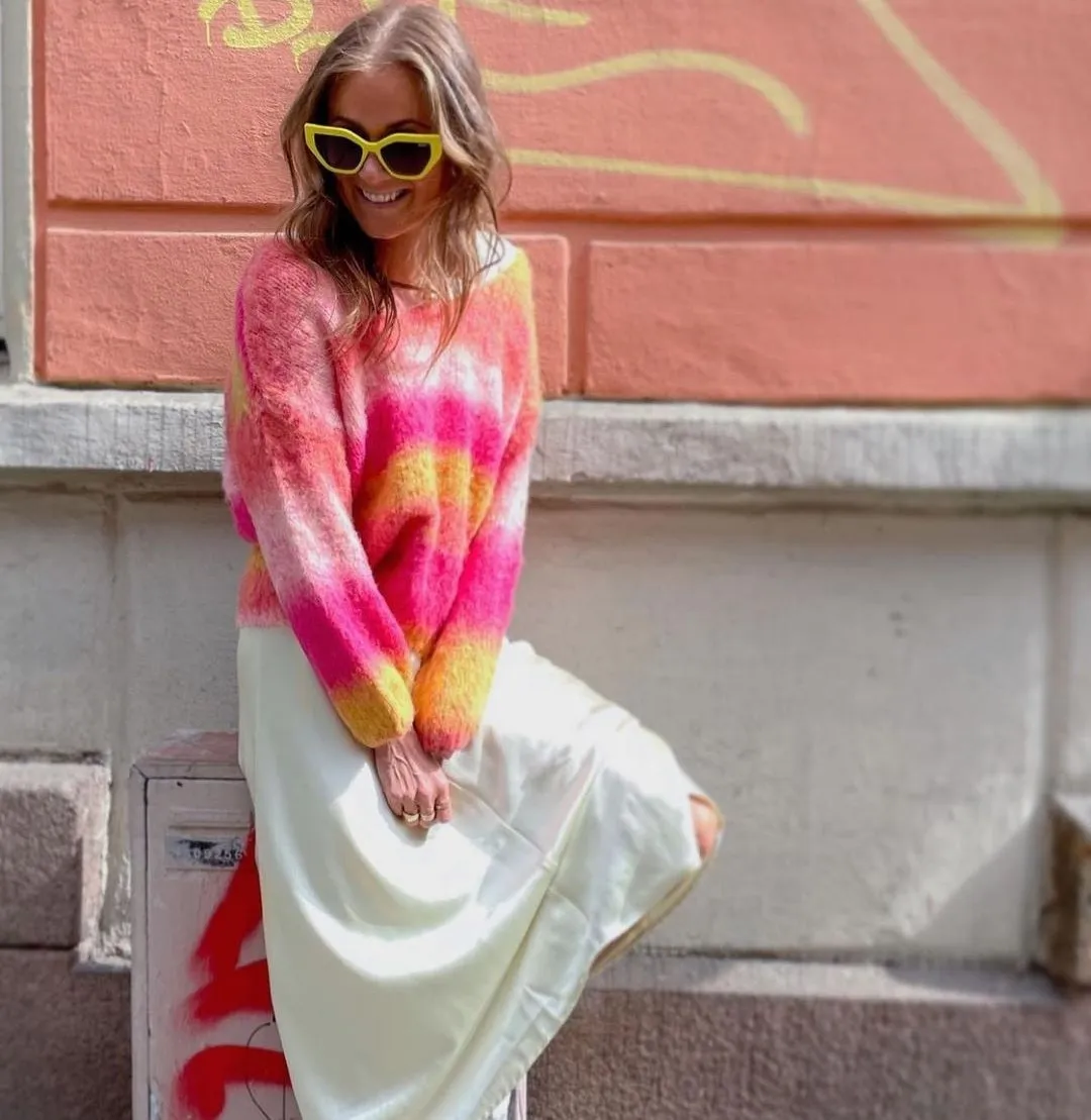 Sofia Pullover Red Ombre - Sample sold by American Dream product image thumbnail 2