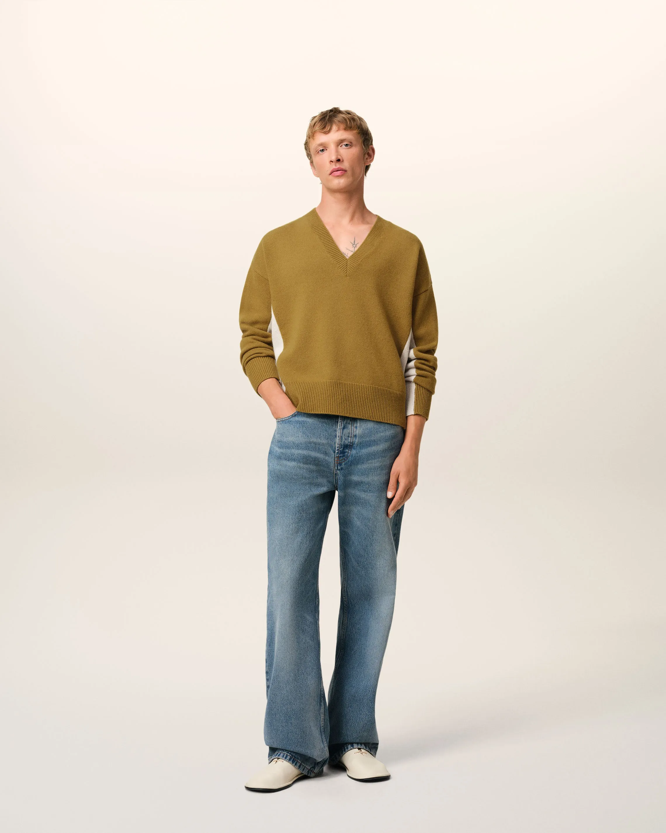 Pull Kaki Bicolore Col V En Maille En Laine sold by Ami