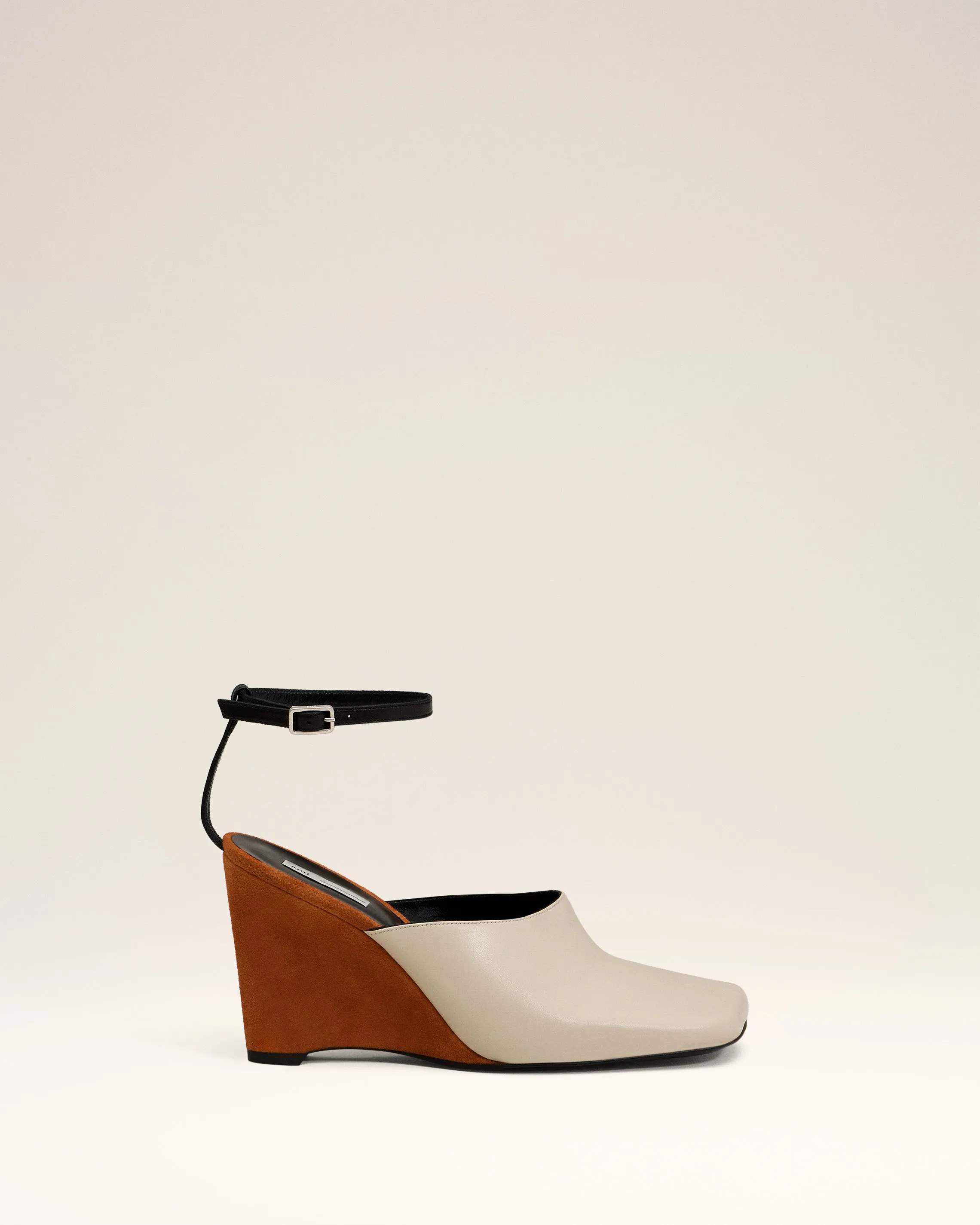 Mules Beiges Compensées En Cuir sold by Ami