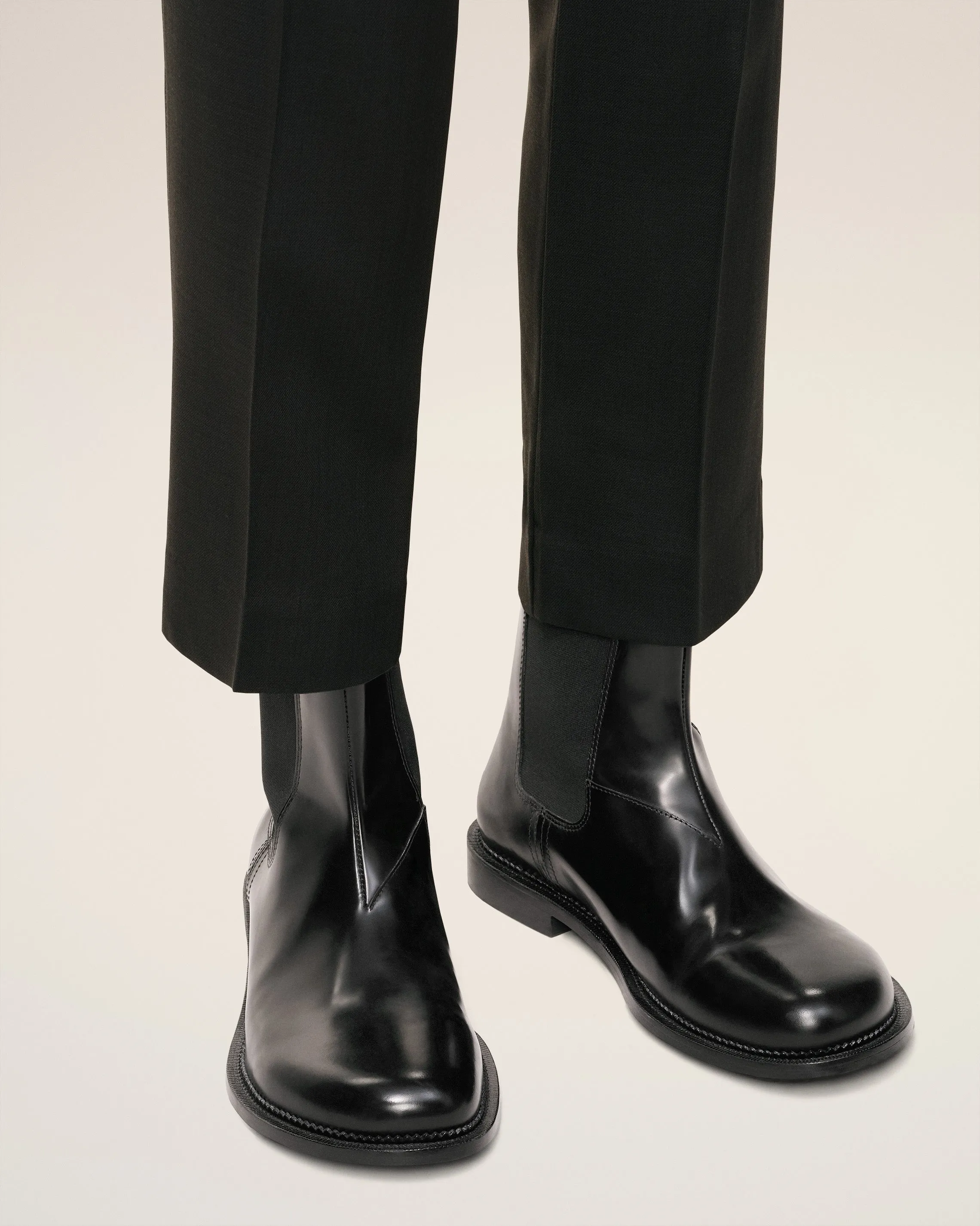 Bottines Chelsea Noires A Bout Anatomique En Cuir sold by Ami product image thumbnail 2