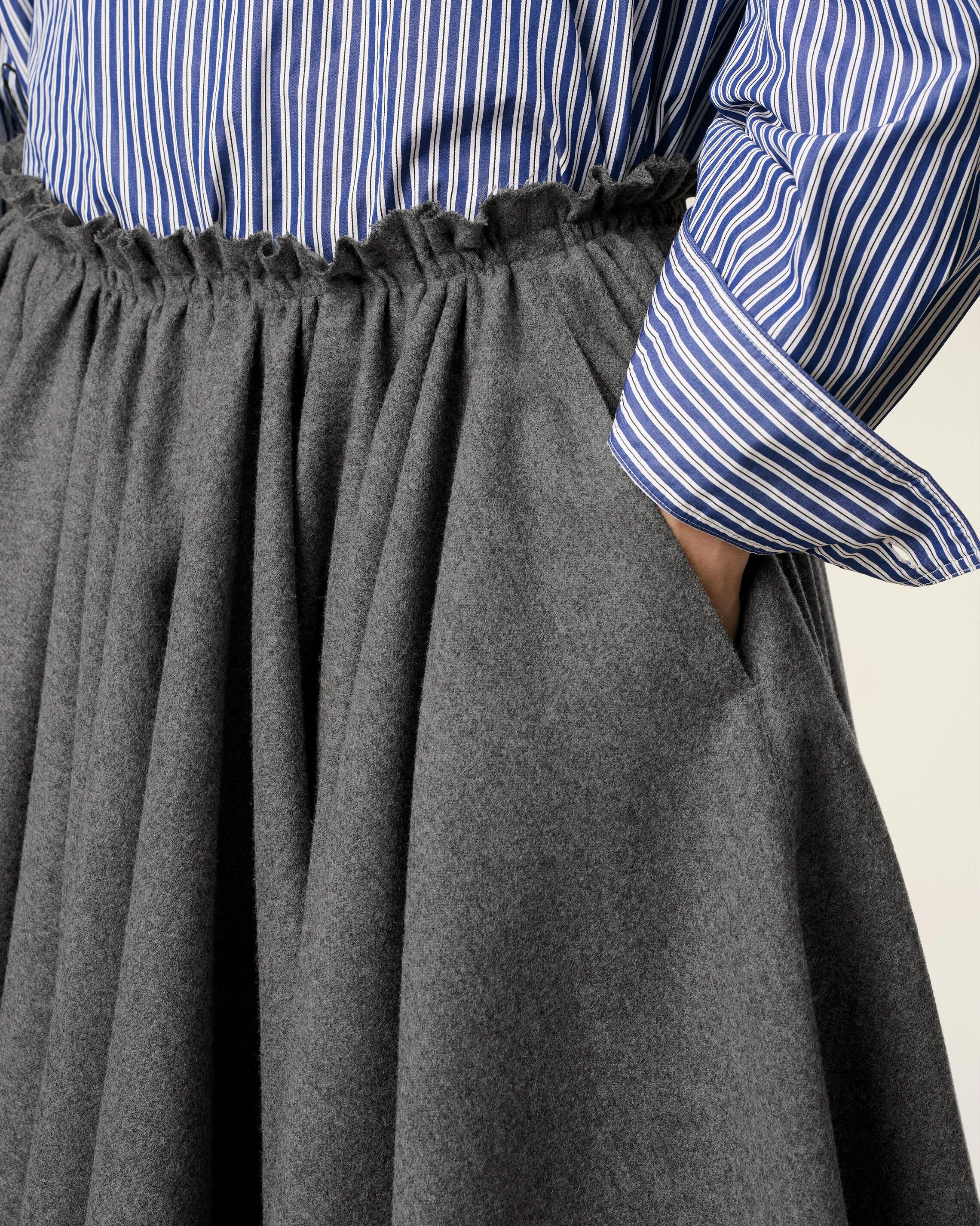 Jupe Corolle Grise Midi en Laine sold by Ami product image thumbnail 5