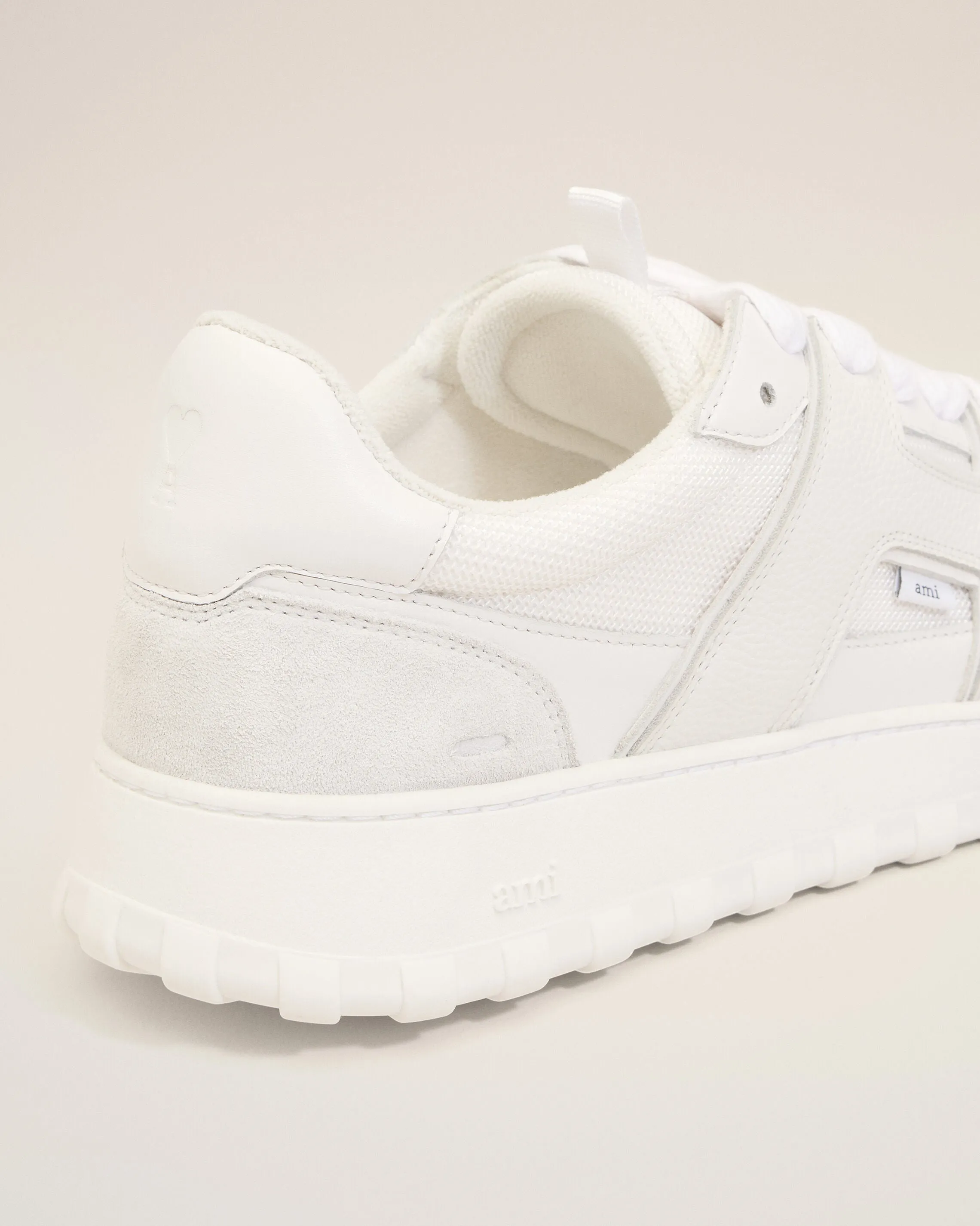 Sneakers A Walk Blanches en Cuir De Vachette sold by Ami product image thumbnail 4