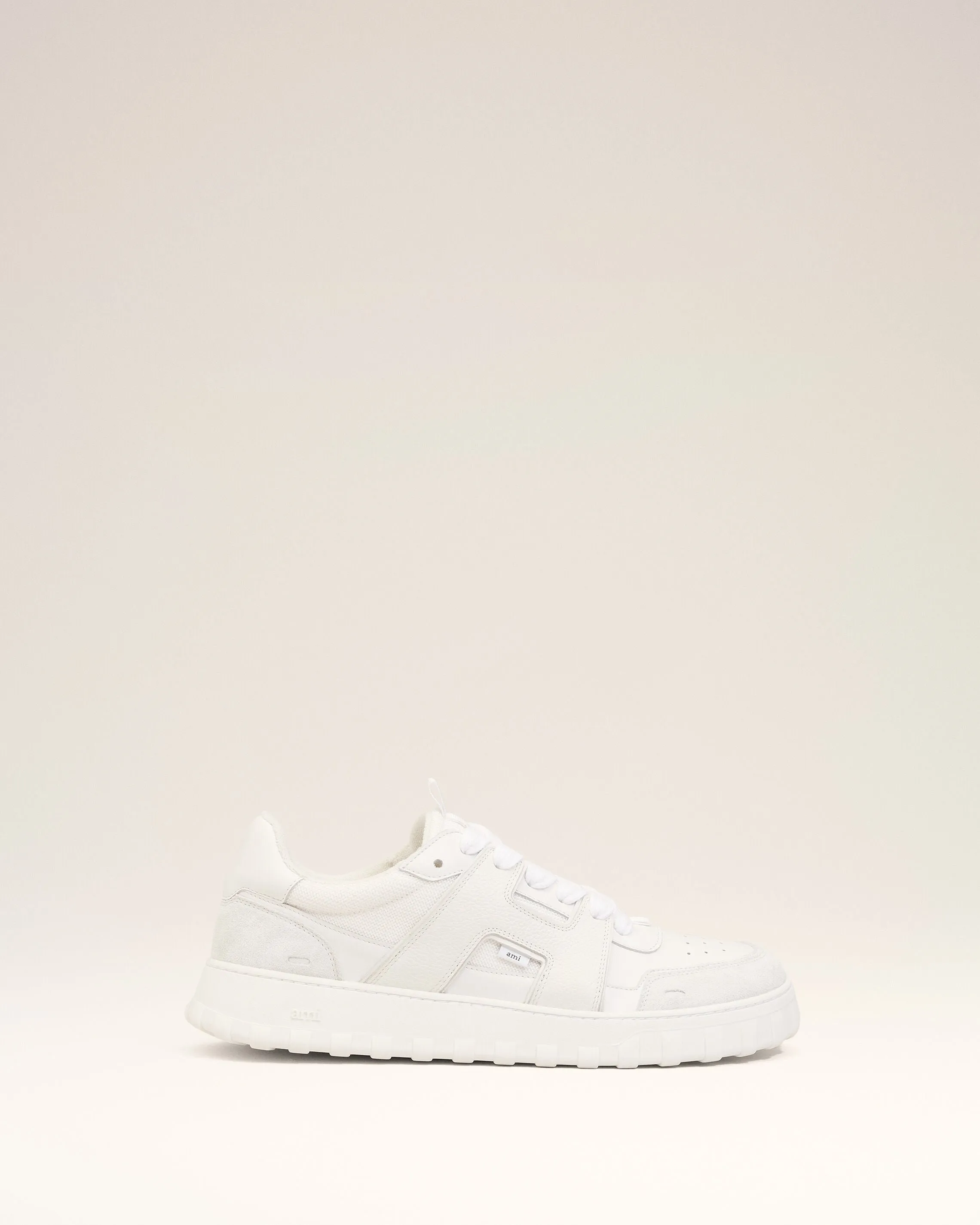 Sneakers A Walk Blanches en Cuir De Vachette sold by Ami product image thumbnail 5