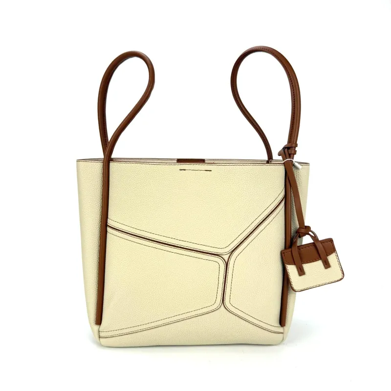 Tote hand bag medium case study sold by Anastasia