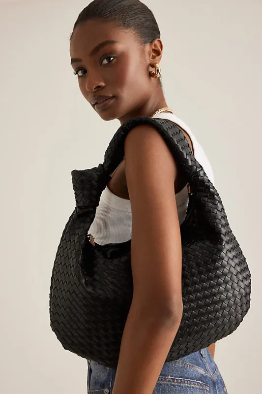 Sac à bandoulière grand format en simili cuir Melie Bianco Brigitte en Black chez Anthropologie made by Melie Bianco