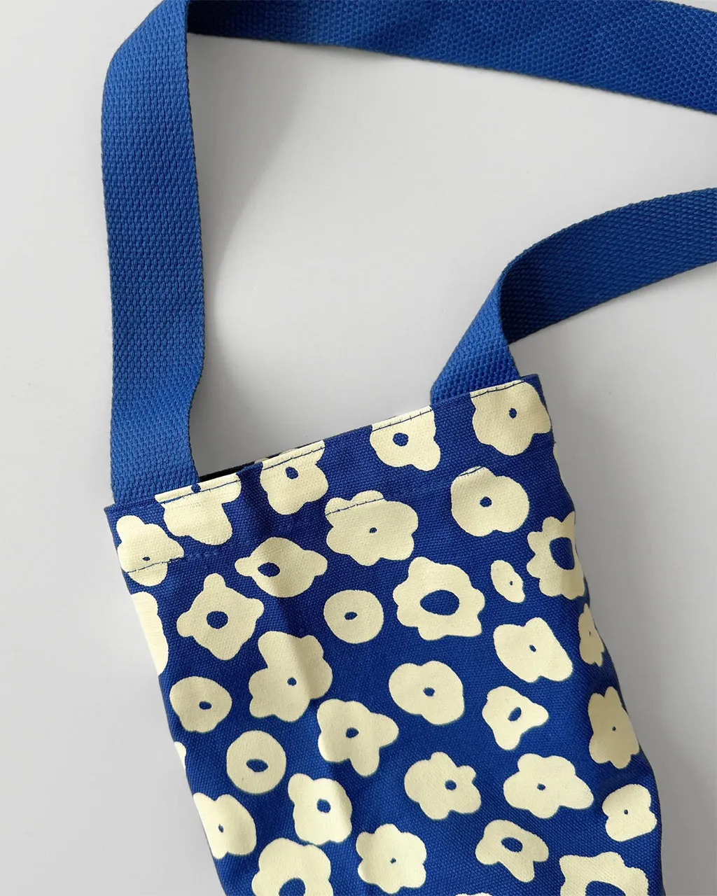The Celeste Wine Tote - White + Cobalt sold by ban.do product image thumbnail 3