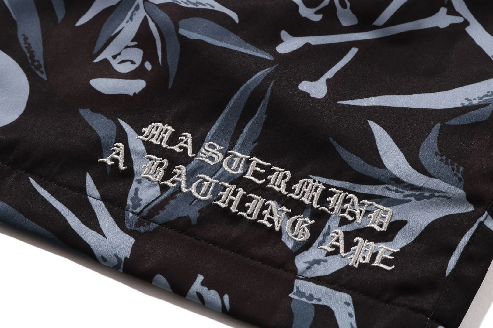 【 BAPE X MMJ 】TROPICAL SKULL CAMO RELAXED FIT SHORTS 16TH sold by Bape product image thumbnail 3