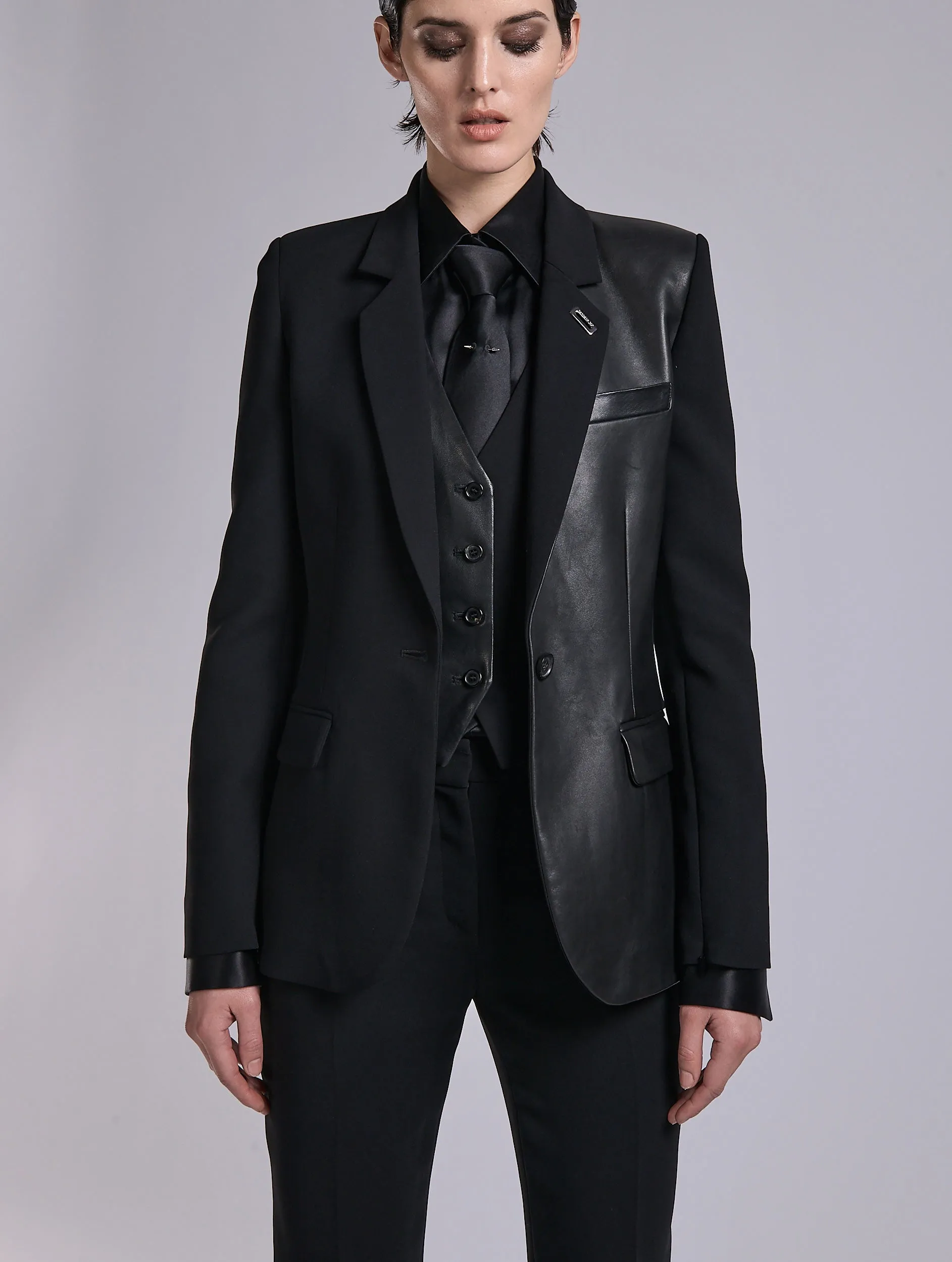 Veste à manches zippées en crêpe et cuir noire sold by Barbara Bui