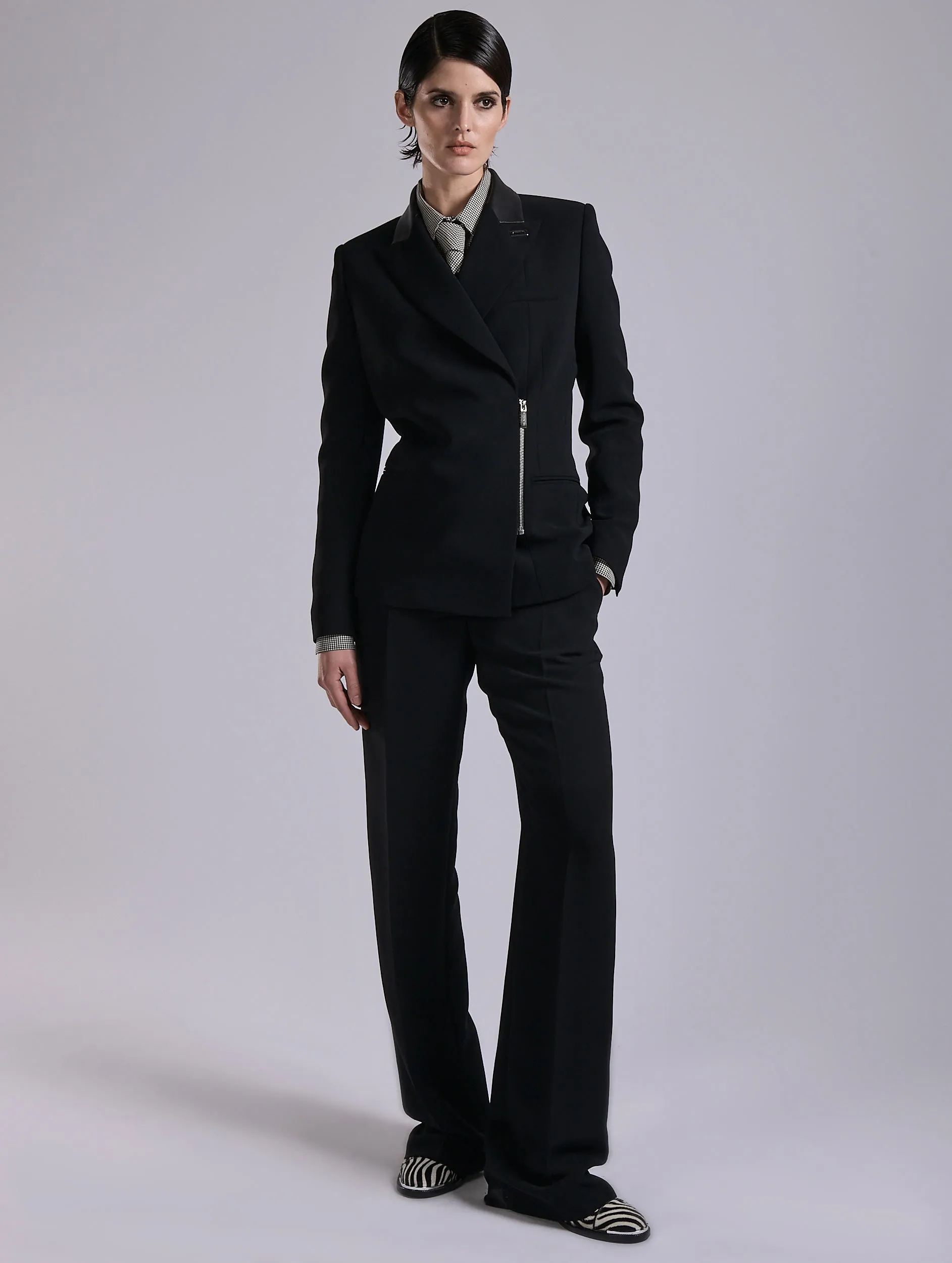 Veste zippée en crêpe et cuir noir sold by Barbara Bui