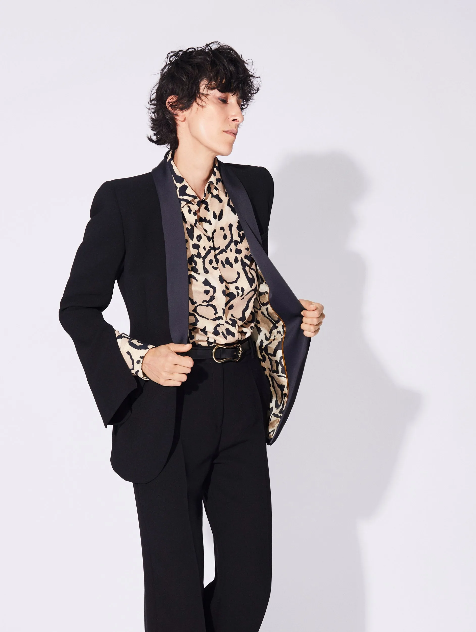 Veste de costume cintrée en crêpe noir col satin sold by Barbara Bui