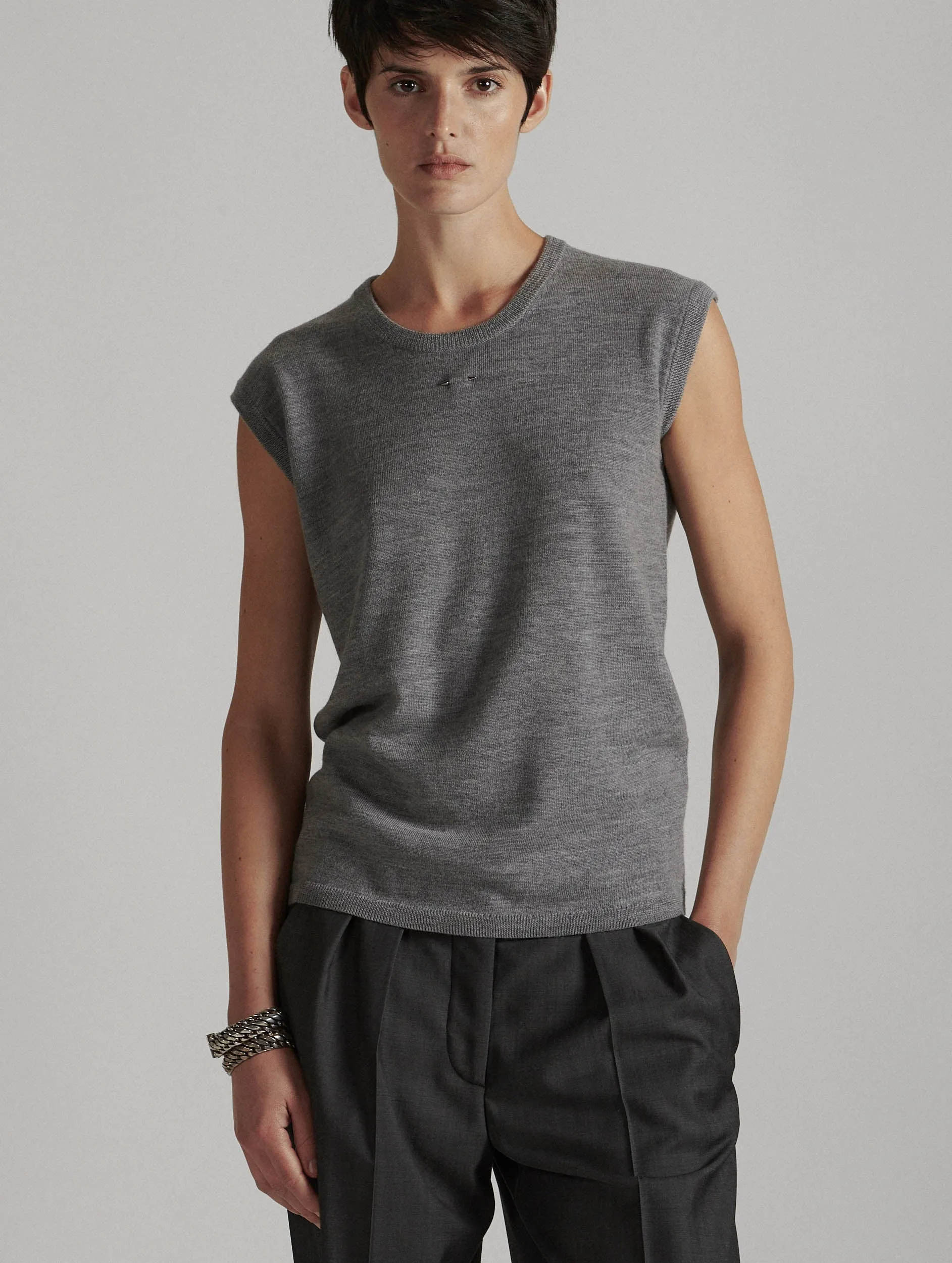 Pull col rond sans manches en maille mérinos gris sold by Barbara Bui