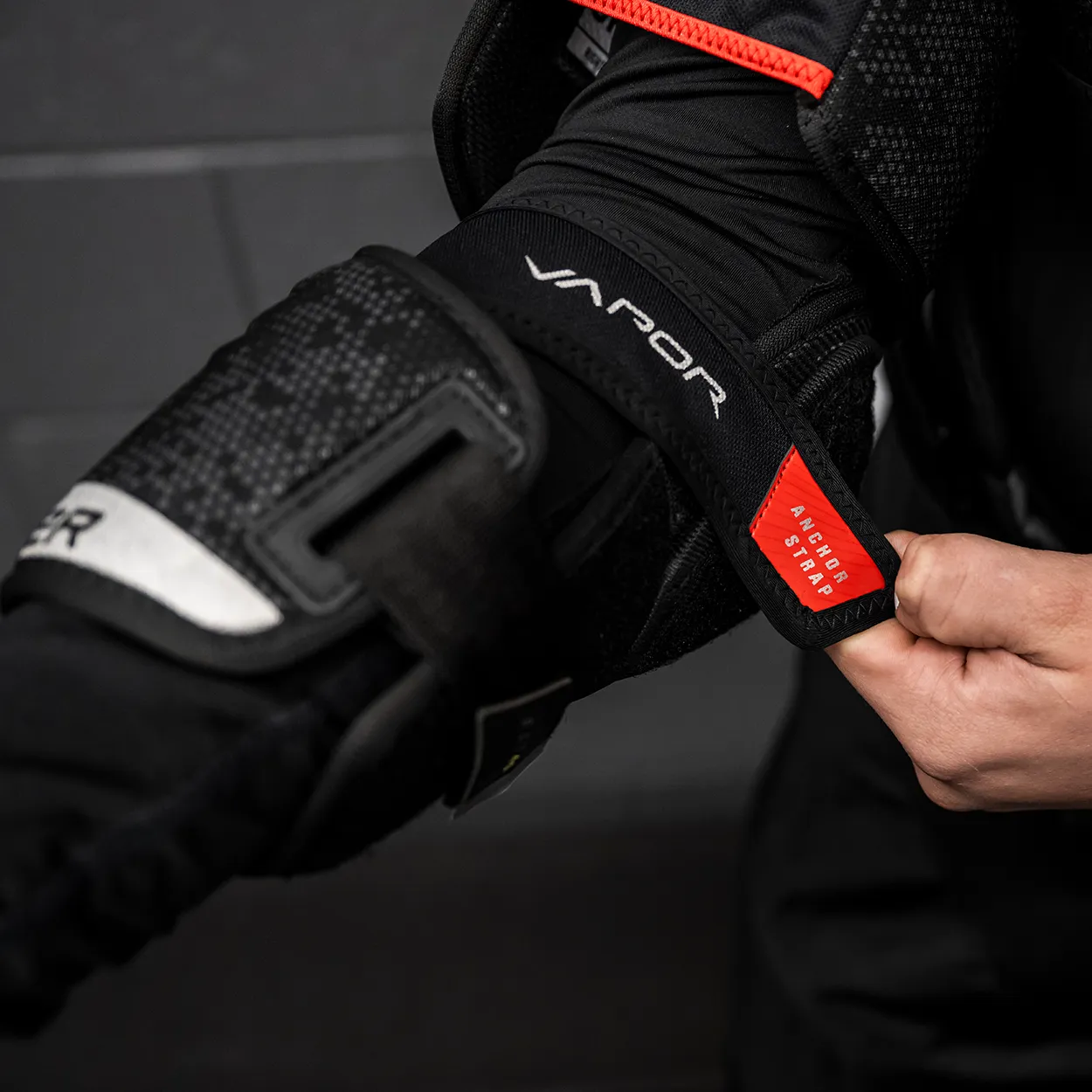 BAUER VAPOR FLY40 ELBOW PAD INTERMEDIATE sold by Bauer product image thumbnail 2