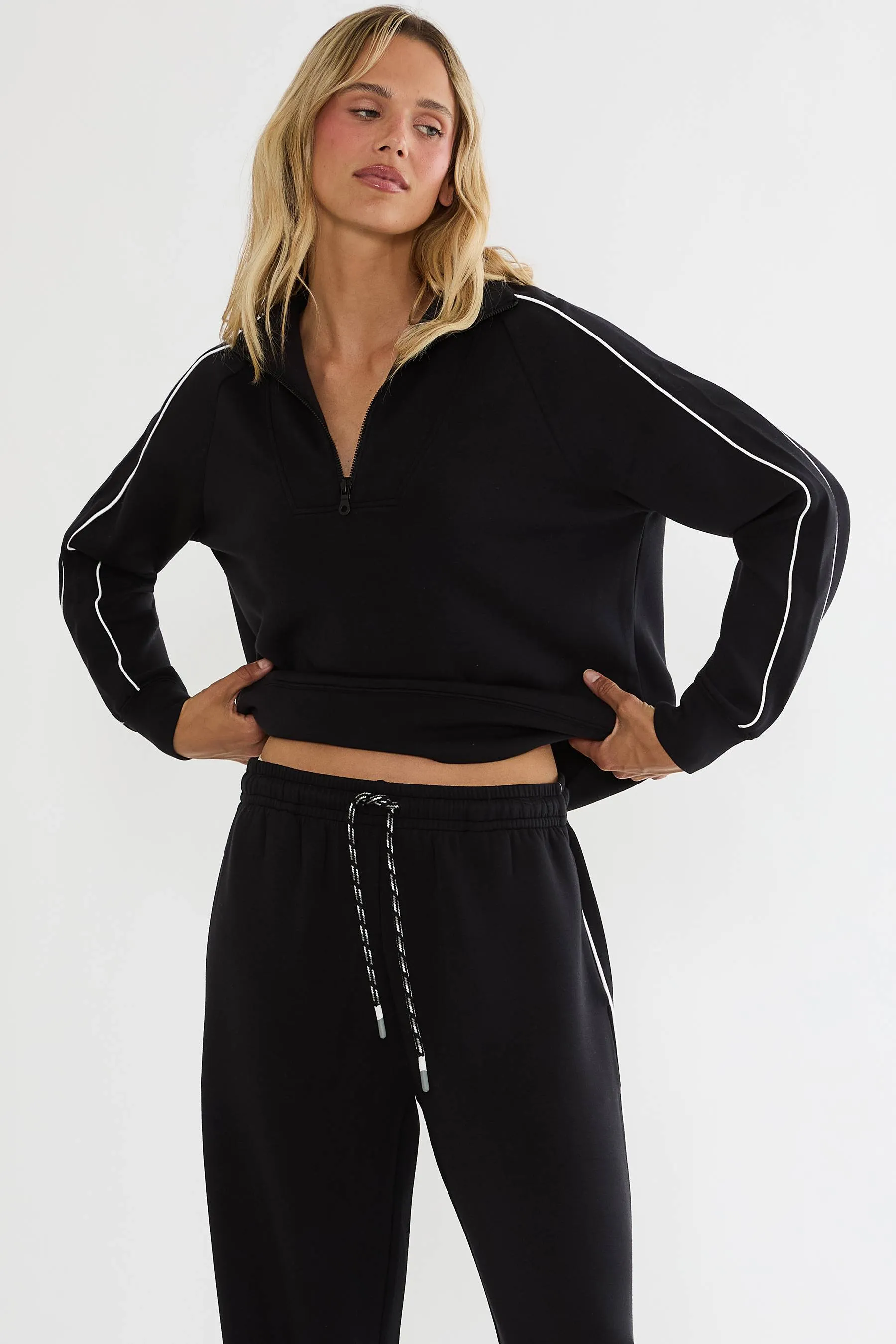Mara Sweatshirt Noir Frost sold by Beach Riot product image thumbnail 5