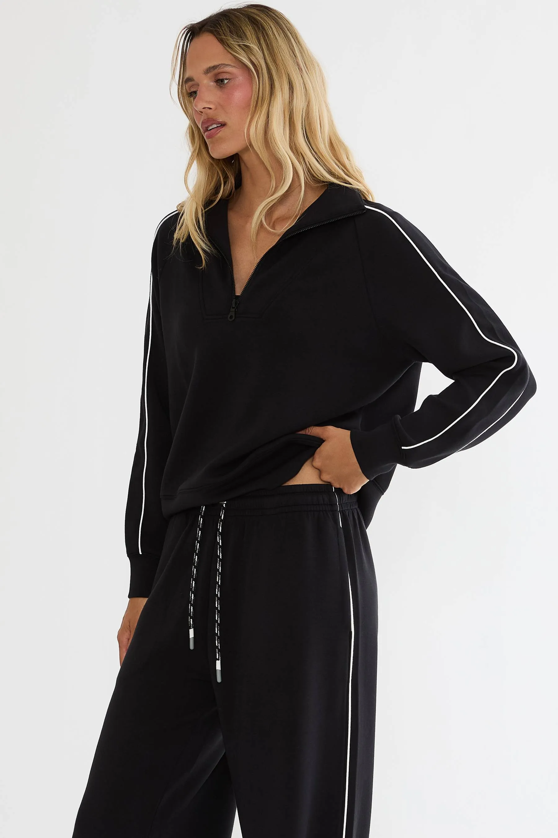 Mara Sweatshirt Noir Frost sold by Beach Riot product image thumbnail 4