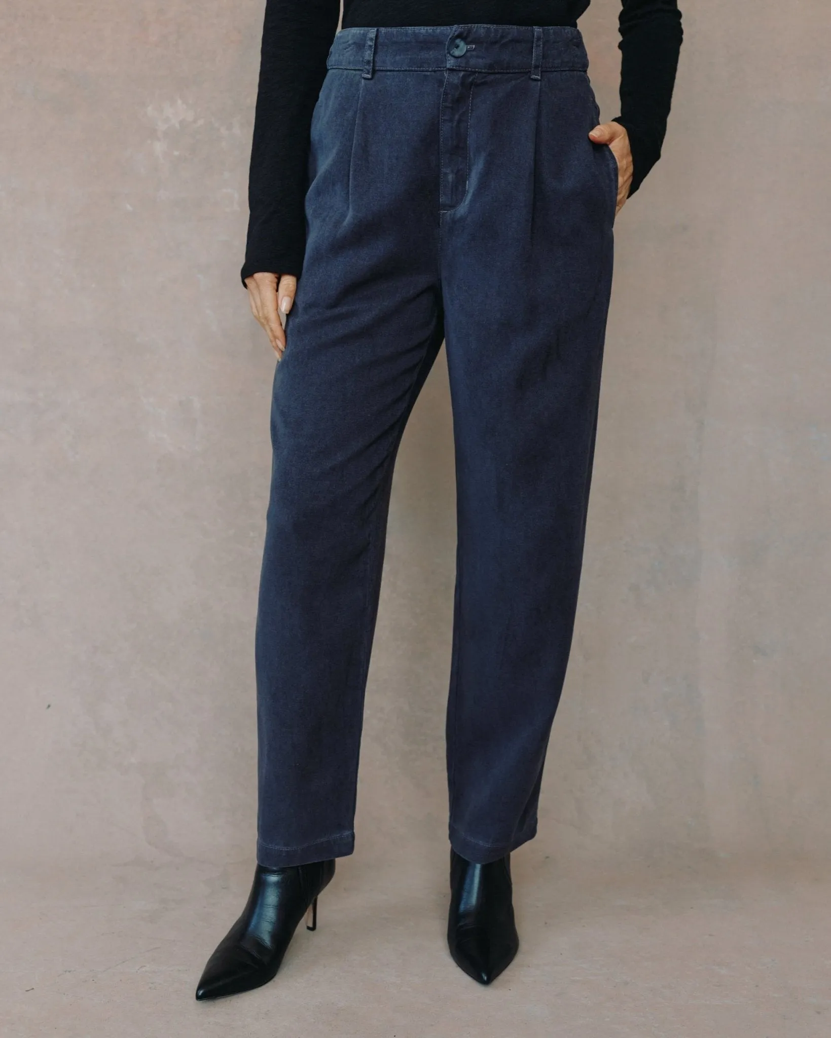 Single Pleat Pant - Charcoal sold by Bella Dahl product image thumbnail 2