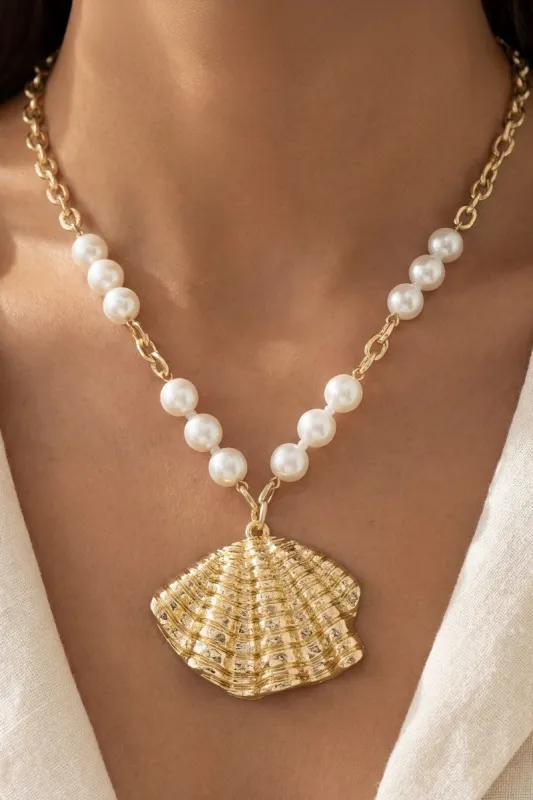 Sea Shell Pearls And Chain Necklace made by Fame Accessories