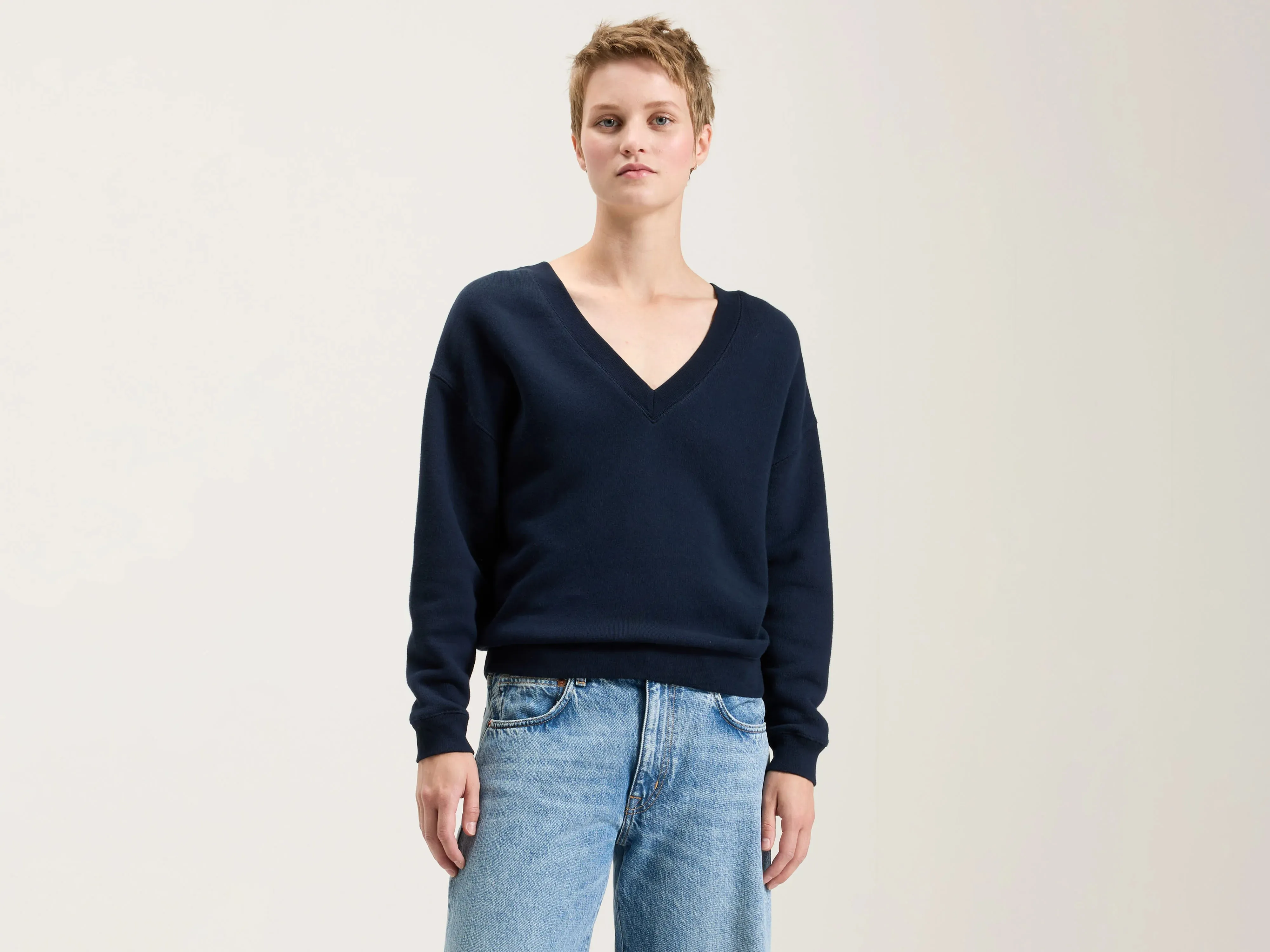 Fellow v-neck sweatshirt (242 / W / NAVY) sold by Bellerose