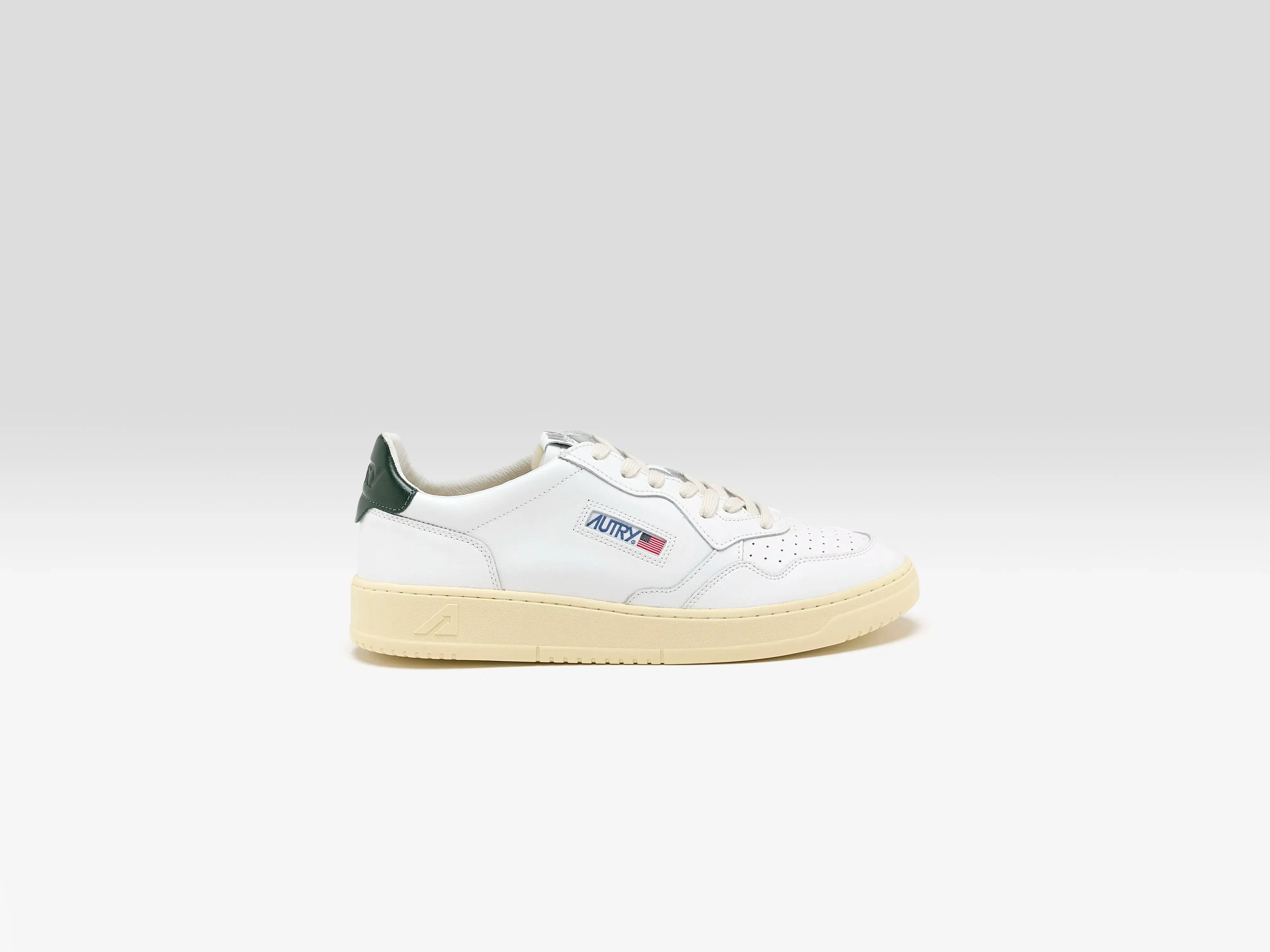 Medalist Low for Men (252 / M / WHITE) sold by Bellerose