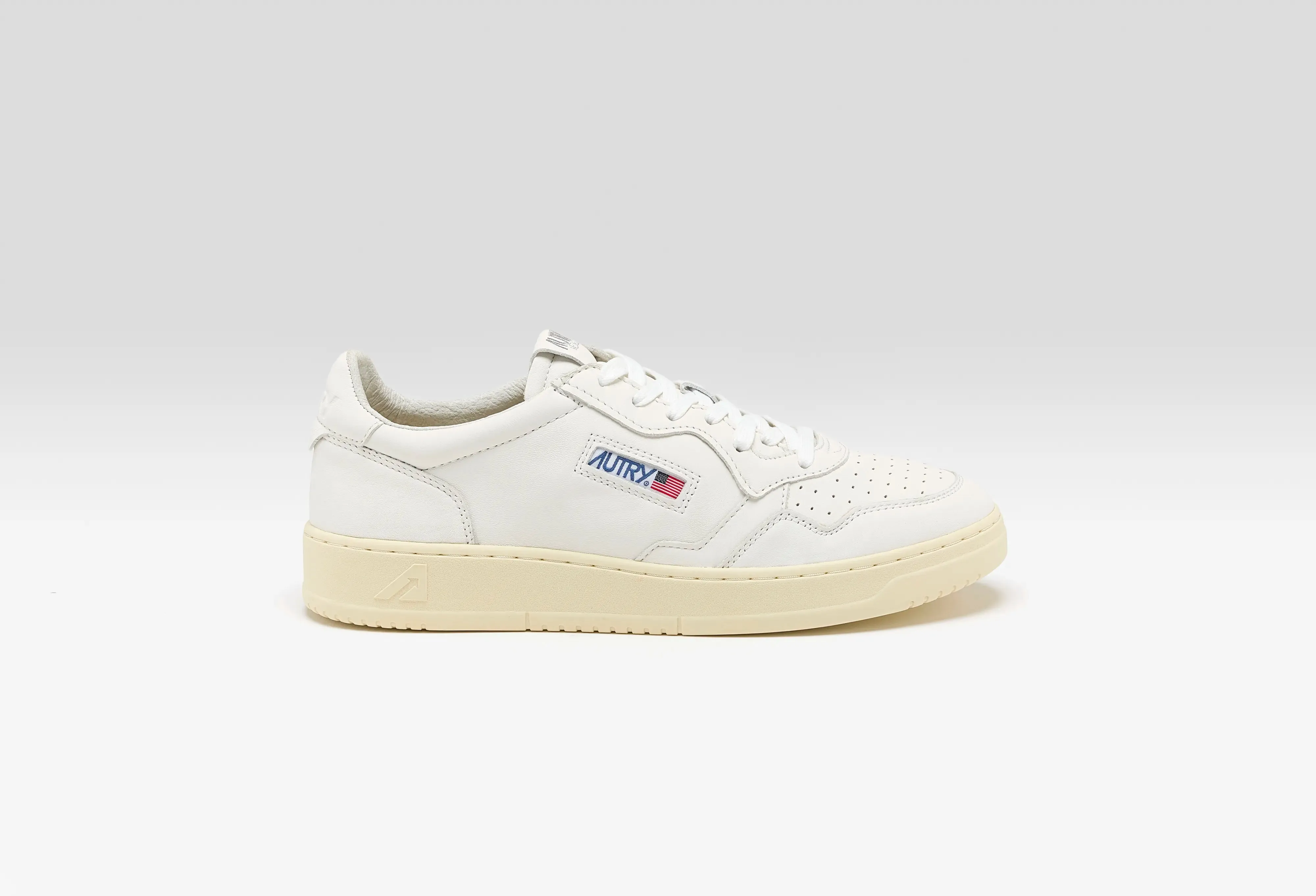 Medalist Low for Men (252 / M / WHITE) sold by Bellerose