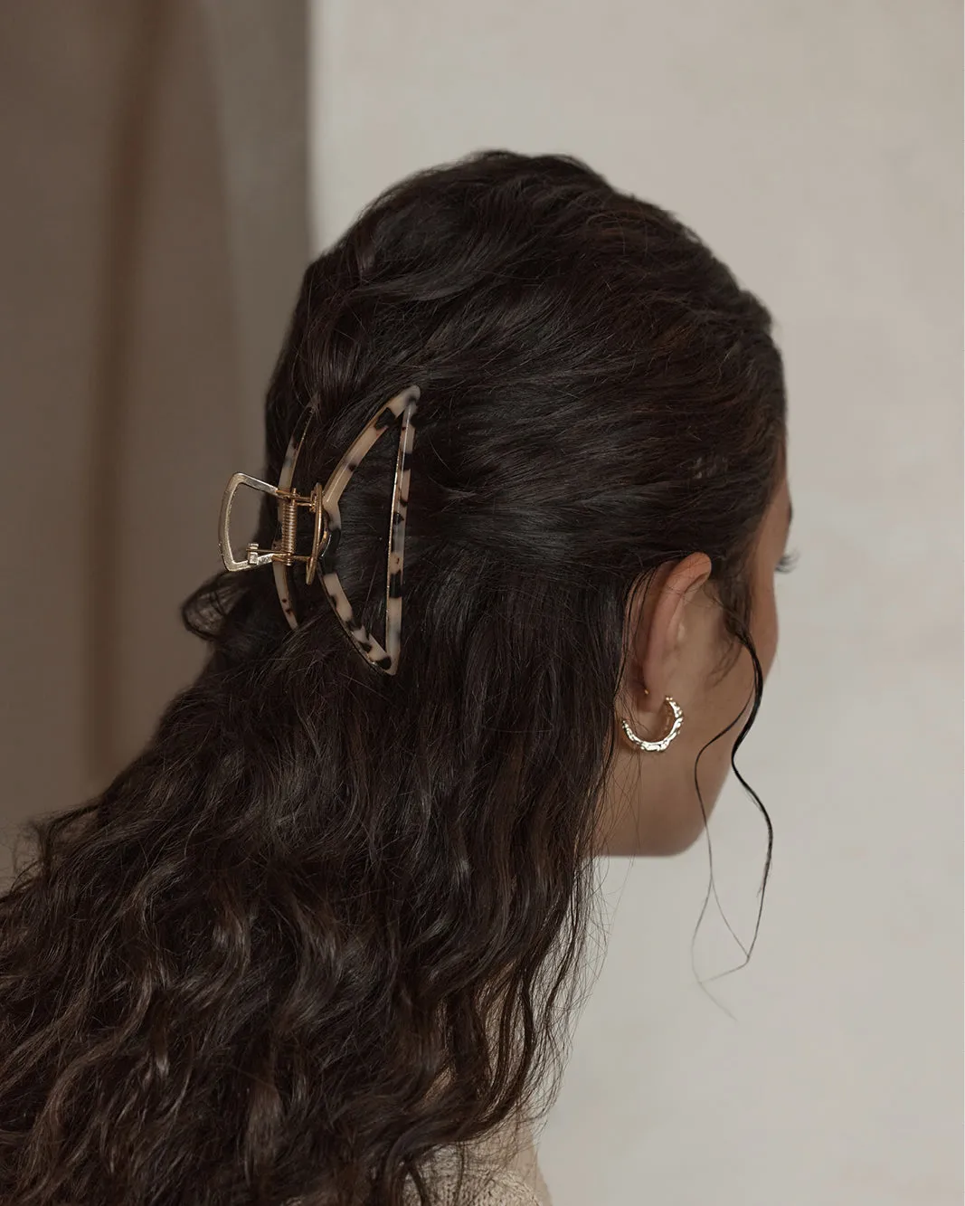 RESIN METAL CLAW CLIP 2 PACK - BLONDE TORT-GOLD sold by Billini product image thumbnail 2