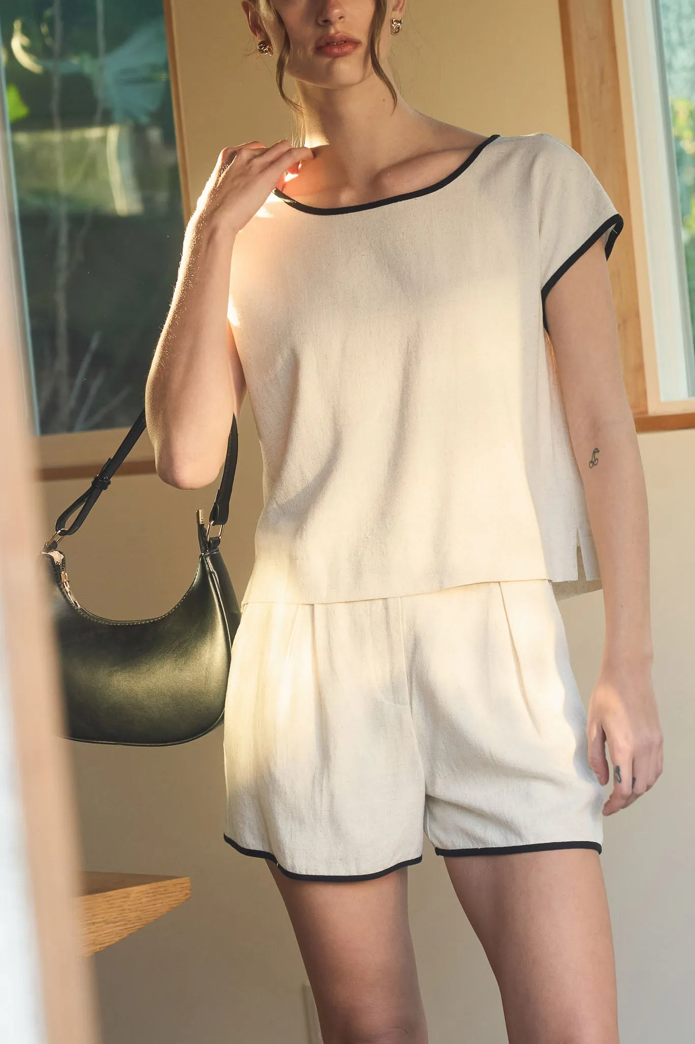 CONTRAST TRIM HIGH WAIST LINEN MINI SHORTS sold by Blu Pepper product image thumbnail 4