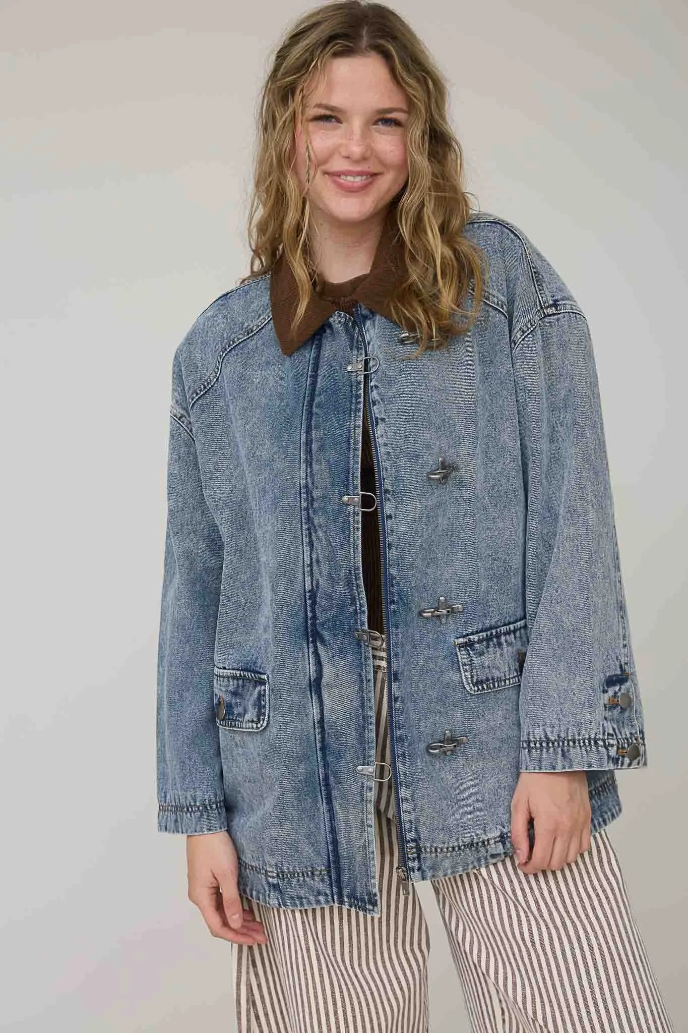 CONTRAST COLLAR LATCH HOOK WASHED DENIM JACKET sold by Blu Pepper product image thumbnail 5
