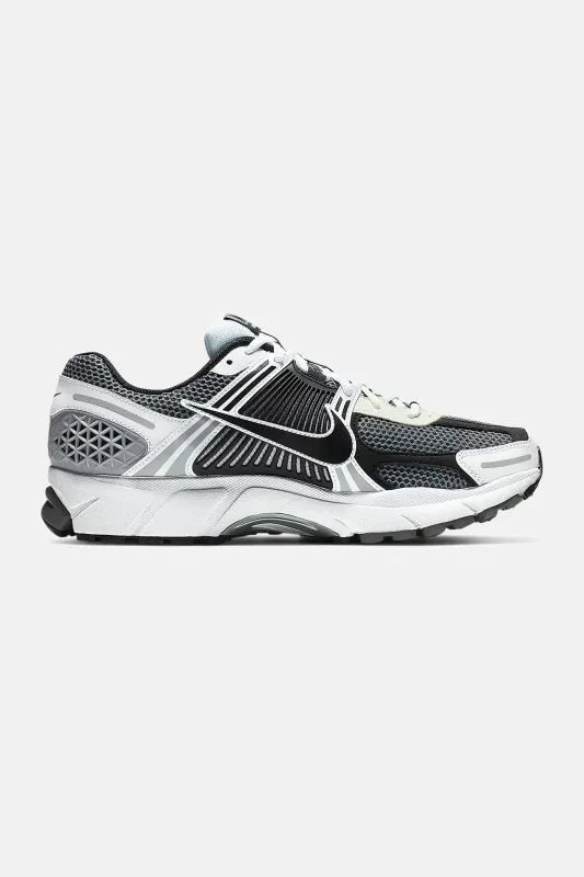 Men's Zoom Vomero 5 SE SP 'Dark Grey' sold by Blue & Cream