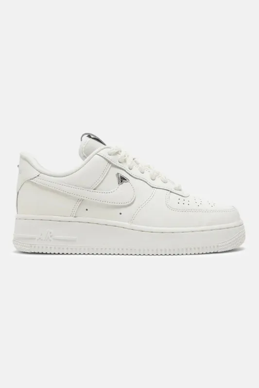 Women's Air Force 1 '07 LV8 Sail/Metallic sold by Blue & Cream