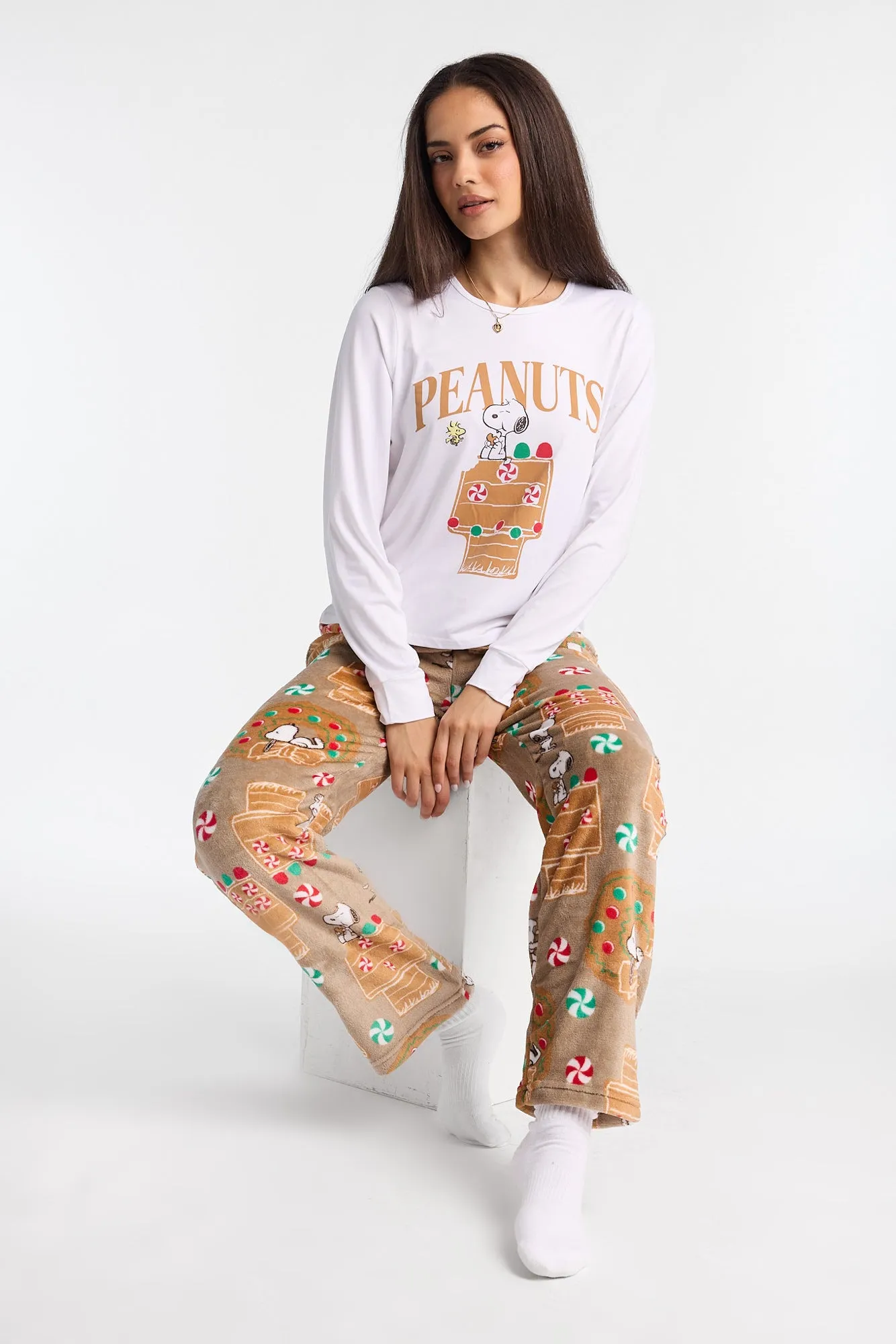 Peanuts Snoopy Gingerbread House Long Sleeve Pajama Top And Plush Pajama Pants 2-Piece Set sold by Bluenotes product image thumbnail 5
