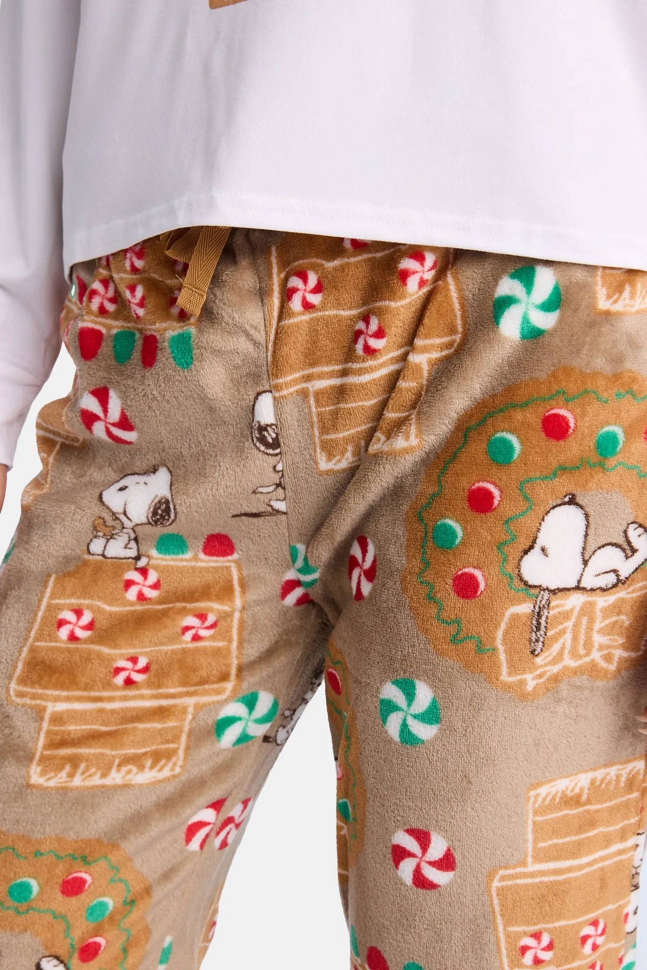 Peanuts Snoopy Gingerbread House Long Sleeve Pajama Top And Plush Pajama Pants 2-Piece Set sold by Bluenotes product image thumbnail 4