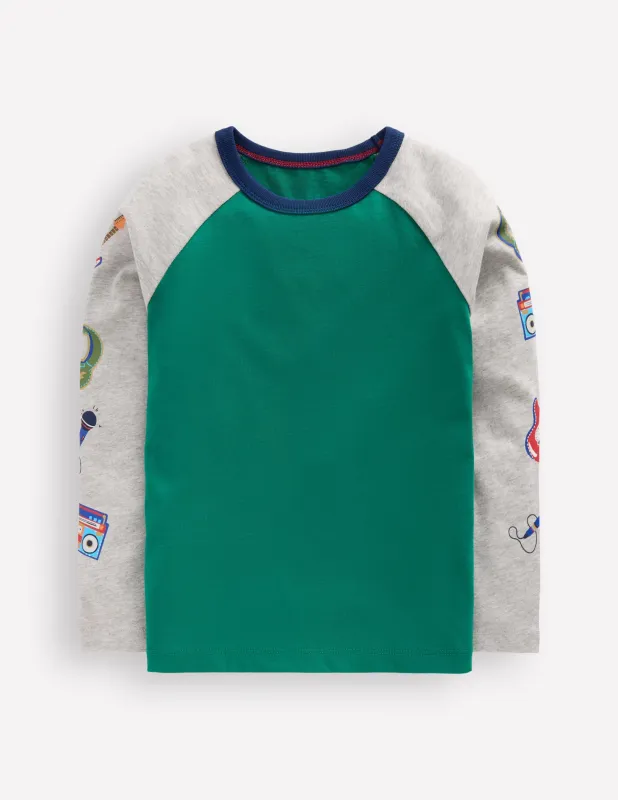 Bedrucktes Langarmshirt mit Raglanärmlen-Grün Wochenendmotiv sold by Boden