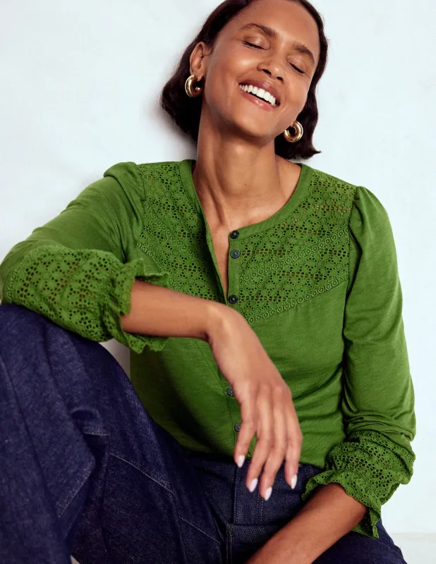 Pippa Jerseyhemd mit Lochstickerei-Promenadengrün sold by Boden