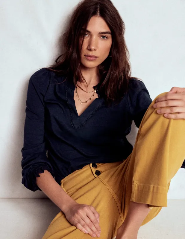 Aria Oberteil mit Lochstickerei und gekerbtem Ausschnitt-Marineblau made by Boden