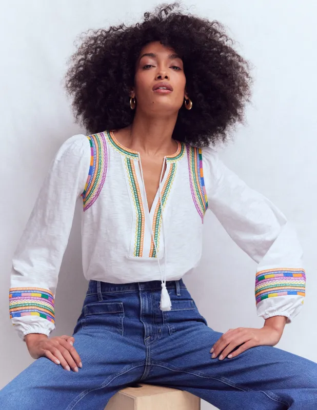 Besticktes Oberteil mit gekerbtem Ausschnitt-Weiß Bunt Stickerei made by Boden